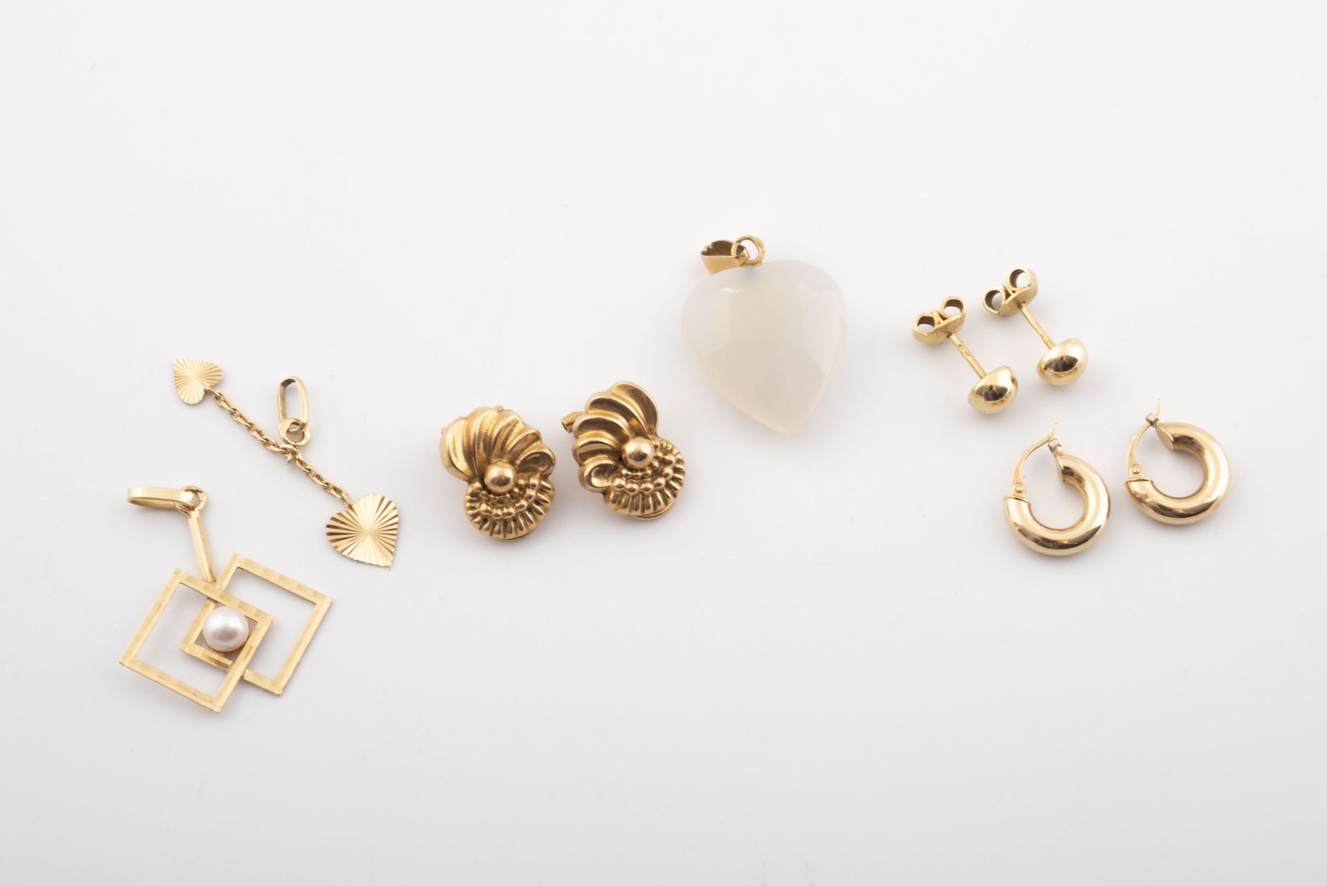 Lot de bijoux en or jaune (750) comprenant : - 一对黄金（750）克里奥尔。

- 黄金耳环一对(750)。

-&hellip;