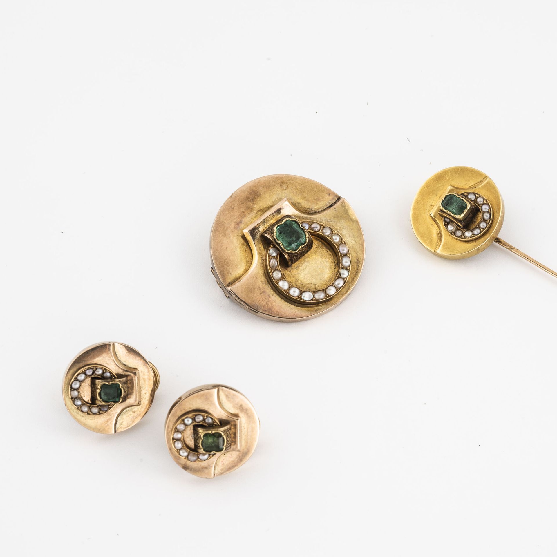 Null 黄金刻面祖母绿和珍珠种子镶嵌，包括:

- 黄金(750)帽夹

毛重：6.4克。 

- 一枚黄金（375）胸针

一枚黄金（375）针

- 一对&hellip;