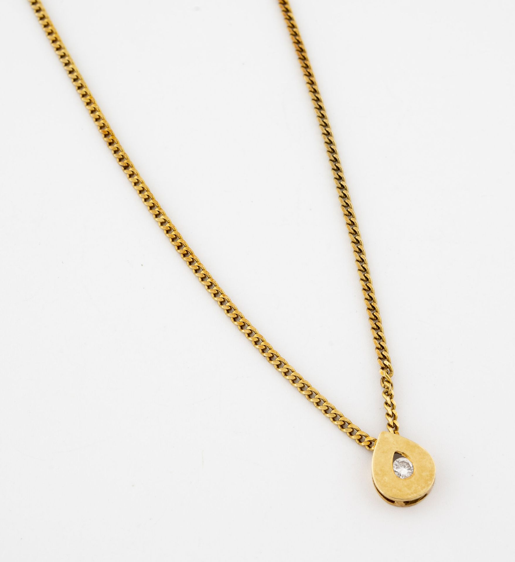 Null 黄金（750）链环项链，小坠子上镶嵌着一颗明亮式切割钻石。

龙虾扣。

毛重：8.1克。- 长度：47厘米。