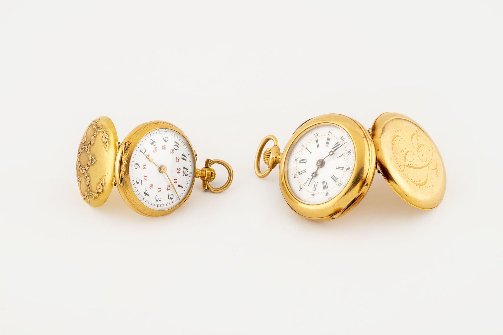 Null 两块黄金（750）项圈手表

封面有数字或花卷装饰。

白色珐琅表盘，阿拉伯或罗马数字的时标，分钟的金色圆点或铁路标记。

手动上弦的机械机芯。

黄&hellip;