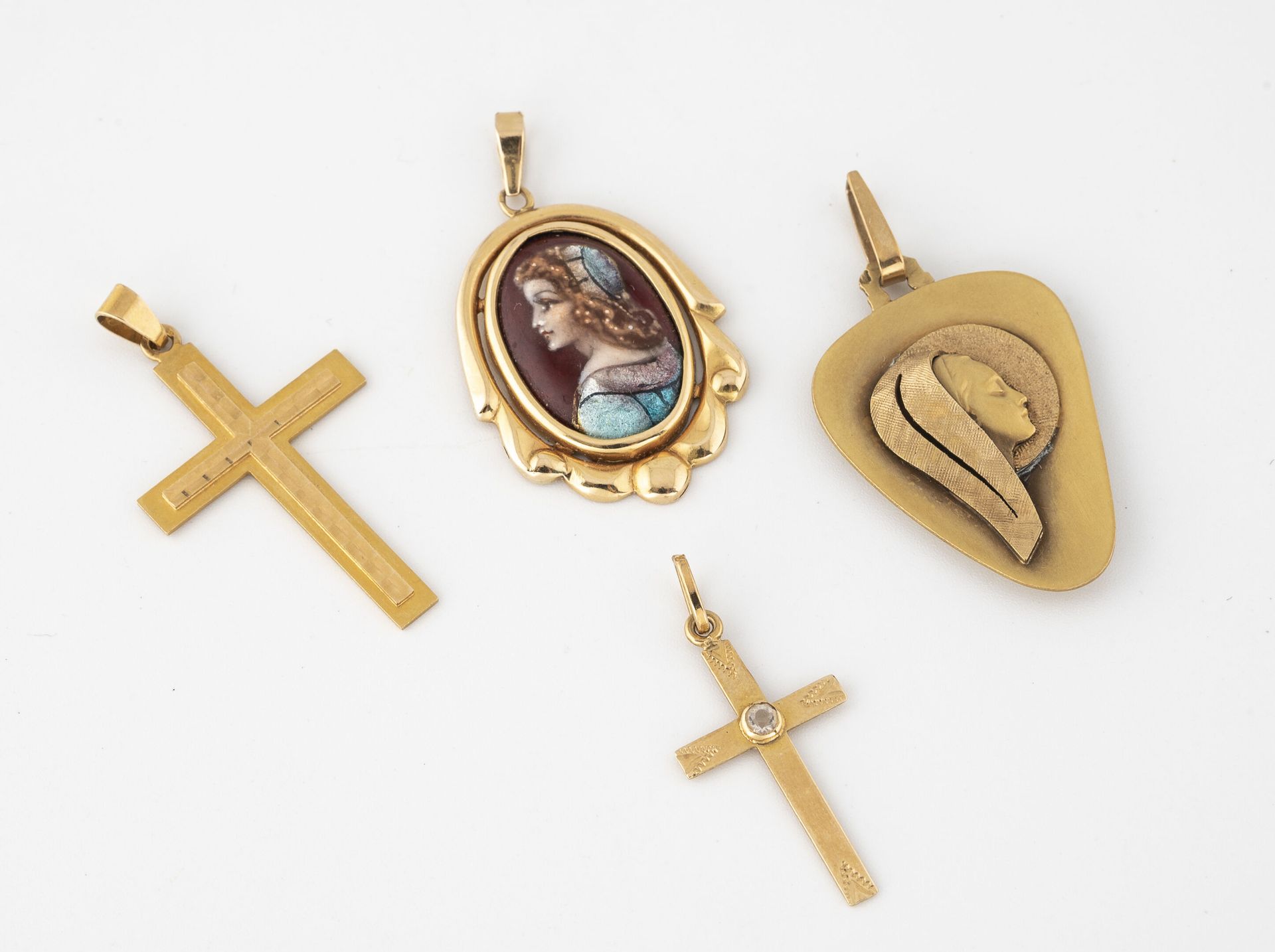 Null Lot of yellow gold pendants (750) : 

- Cross pendant with a white stone. 
&hellip;