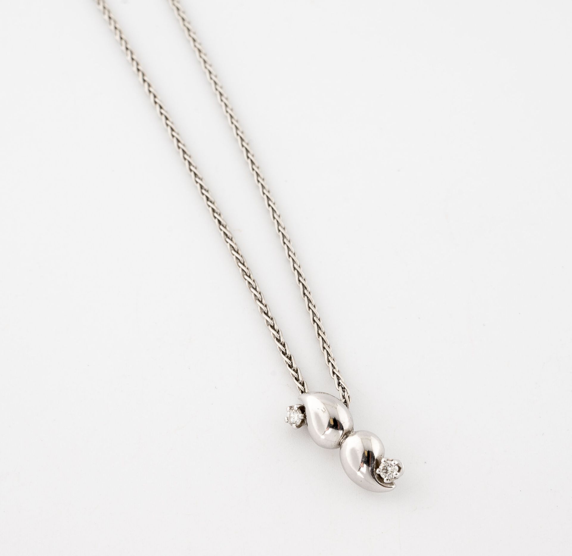 Null 白金（750）编织链和吊坠，爪式镶嵌的明亮型切割钻石。

扣子。

毛重：10.1克。- 长度：47.5厘米。