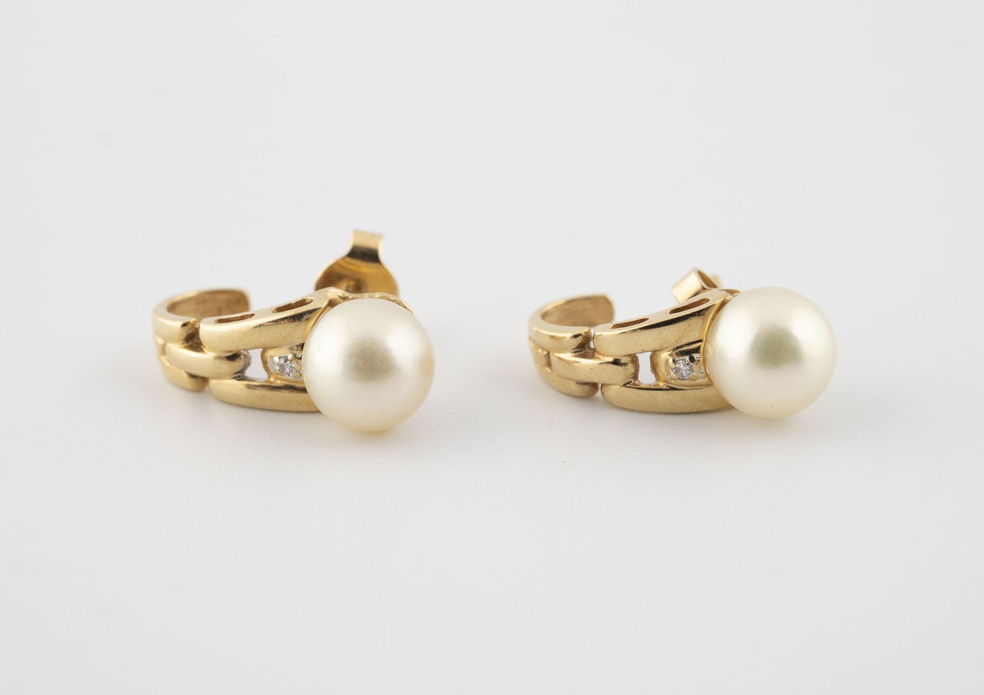 Null 
黄金（750）耳环一对，镶嵌白色养殖珍珠。 




用于穿耳的系统。 




总毛重：3.5克。



磨损和撕裂。