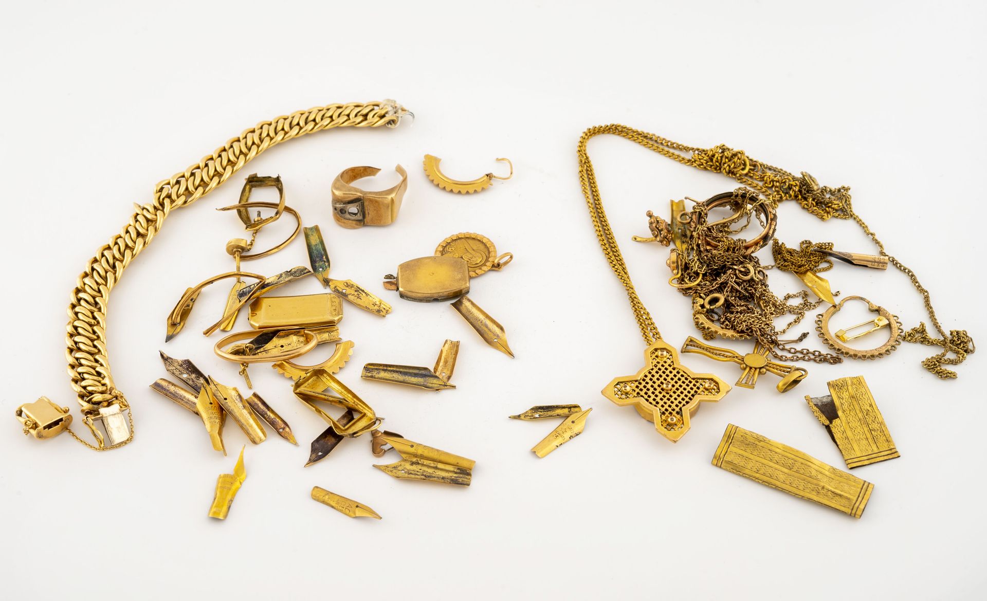 Null 一批黄金碎片（Min.585），包括笔尖、手镯...

总重量：45.5克。

ON JOINT :

大量的各种金属珠宝，包括项链、手链...

磨&hellip;