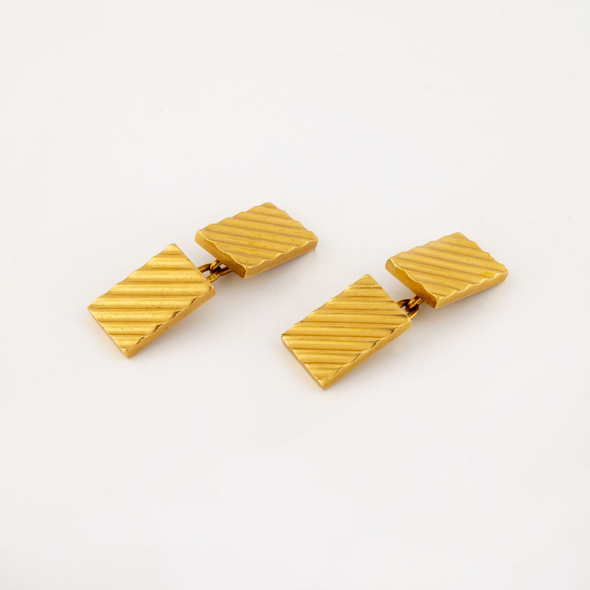 Null Pair of yellow gold (750) cufflinks with grooved pattern. 

Total weight : &hellip;