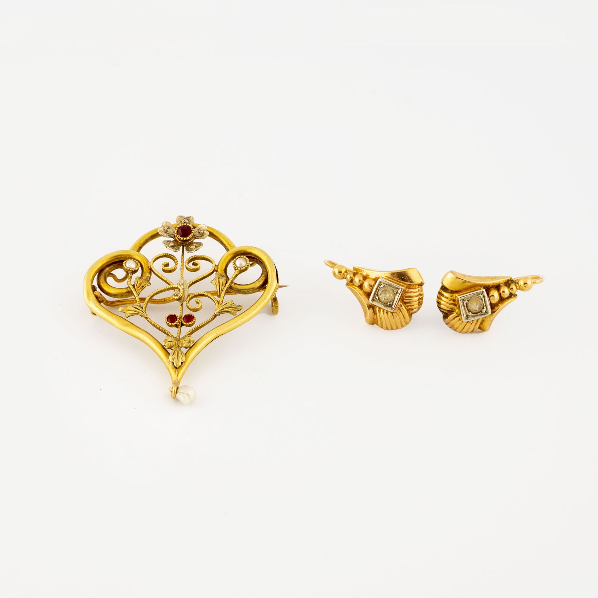 Null Yellow gold (750) openwork heart brooch set with small faceted rubies and w&hellip;