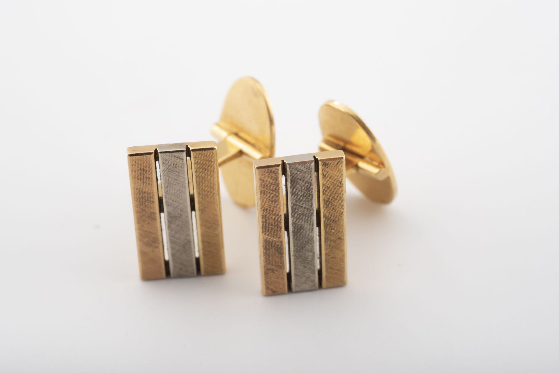 Null Pair of three-tone gold (750) cufflinks, guilloche and grooved. 

Total wei&hellip;