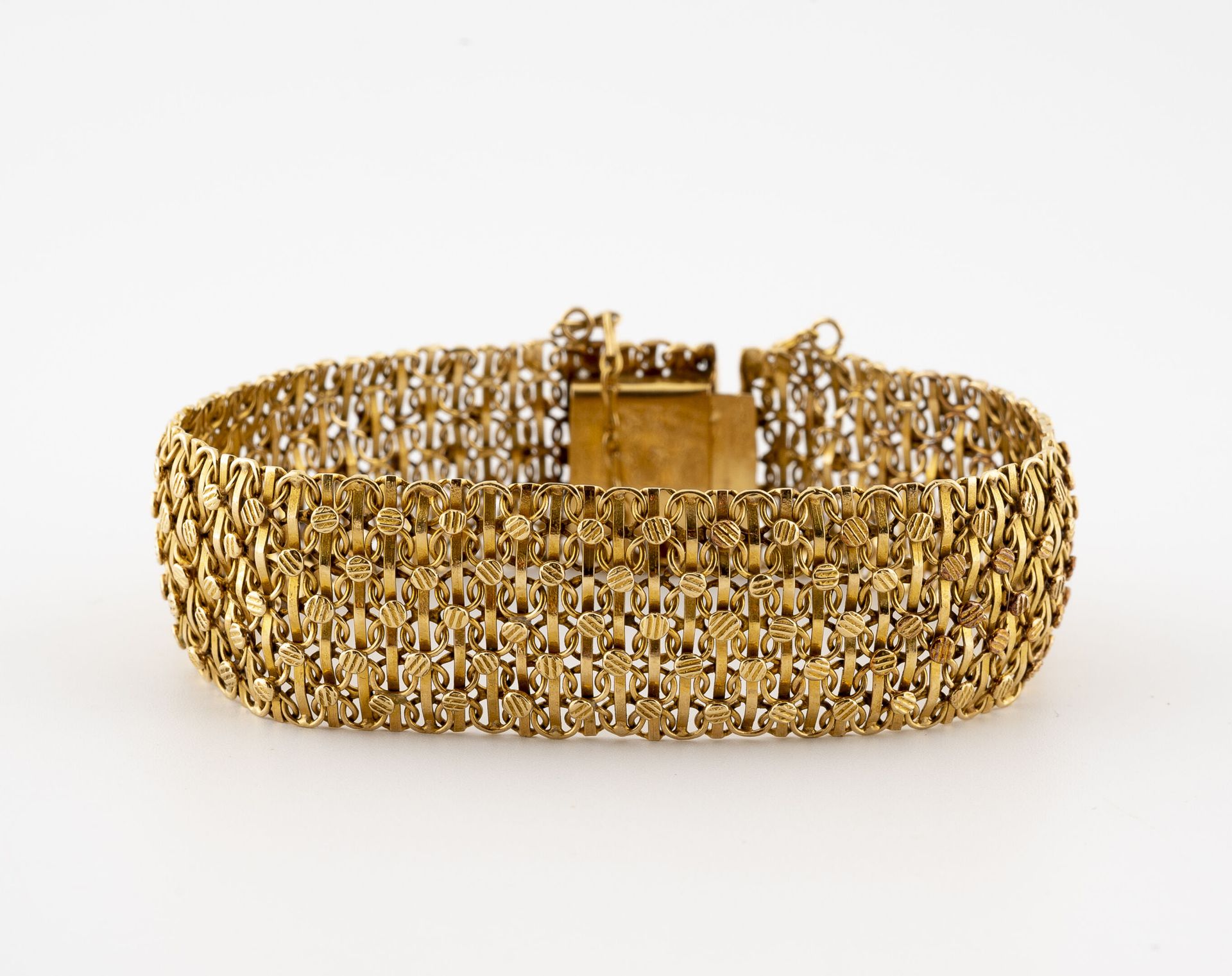 Null Articulated bracelet in yellow gold (750) with braided mesh and lozenges. 
&hellip;