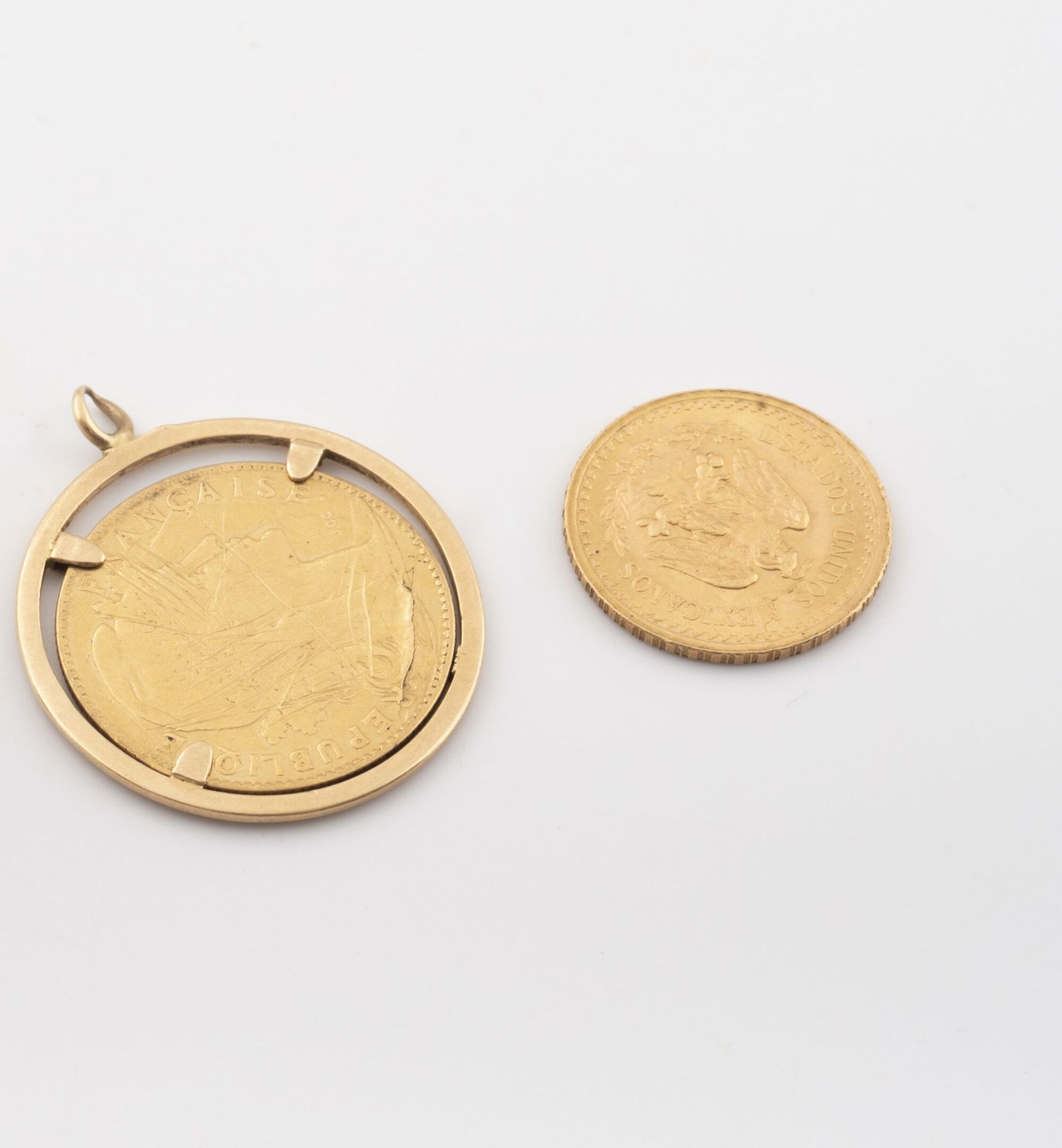 Lot comprenant : - Yellow gold pendant (750) holding a 10 francs gold coin, IIIr&hellip;