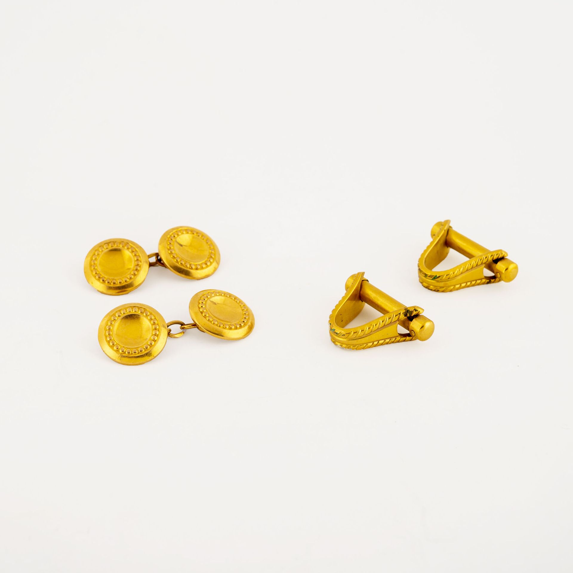 Null Pair of yellow gold (750) cufflinks with round top. 

Total weight: 7.1 g. &hellip;