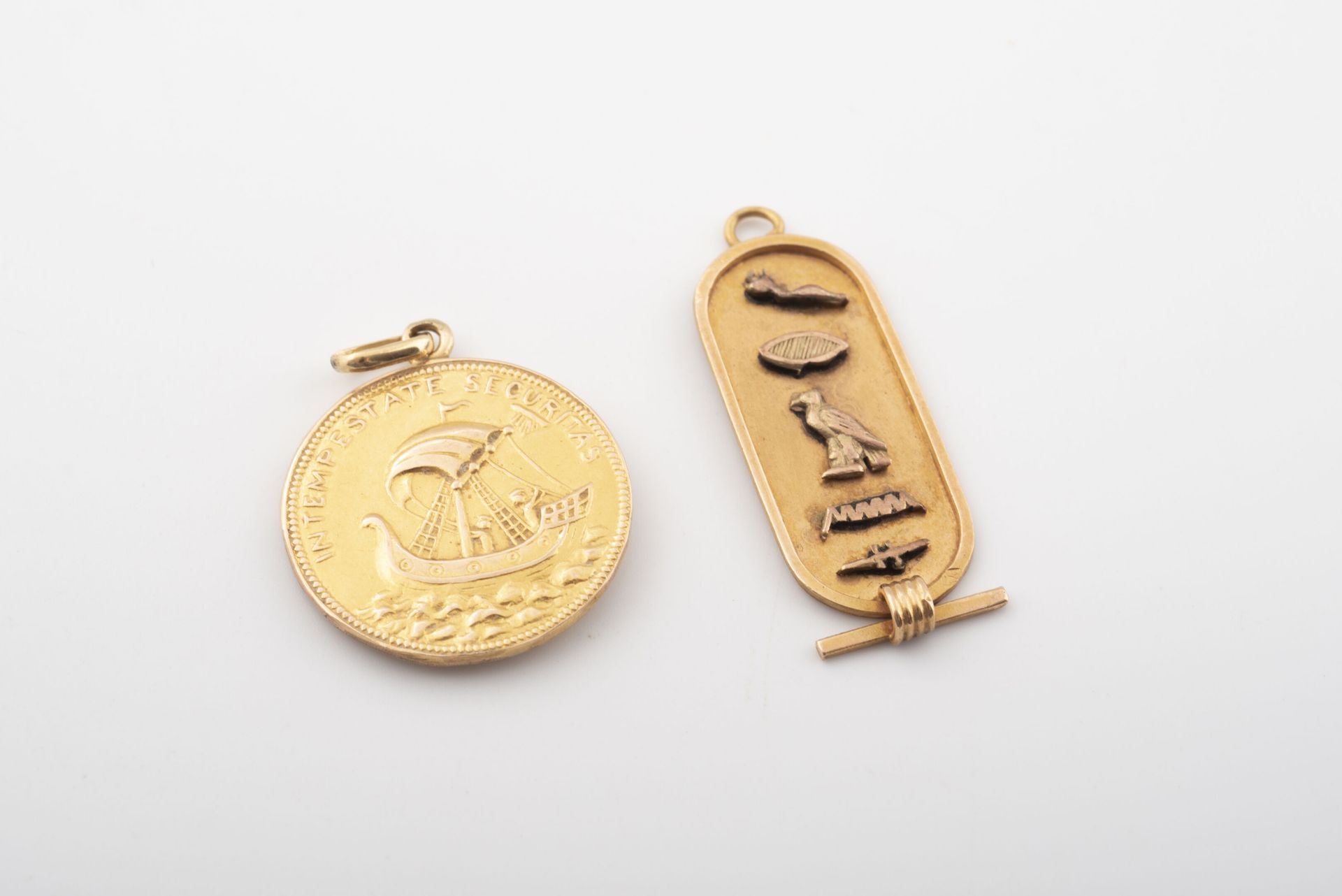 Null Lot of two yellow gold pendants (750), one decorated with hieroglyphs and t&hellip;