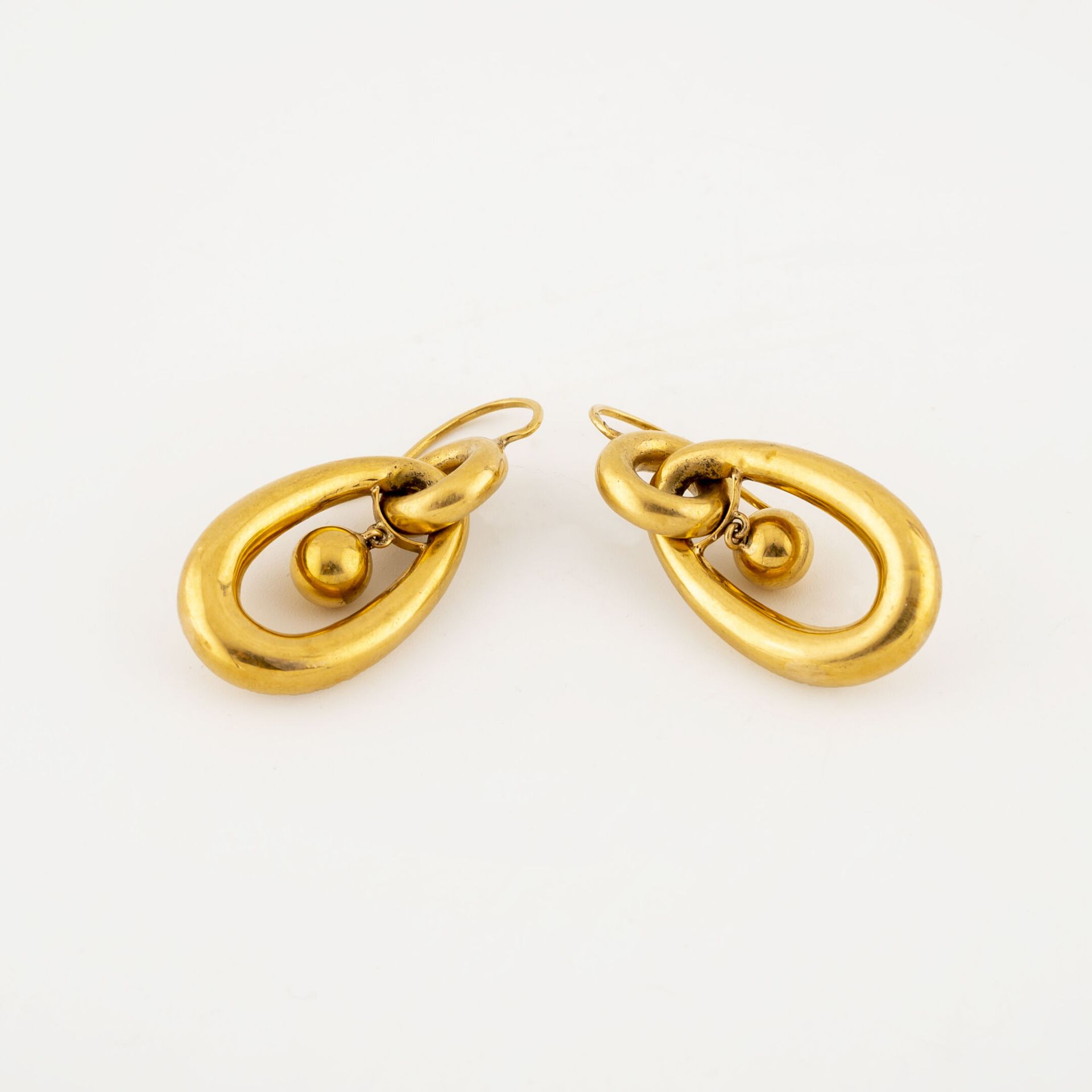 Null 黄金（750）耳环一对，由两个戒指和一个金球组成。

总重量：5.5克。- 高：3.6厘米。

冲击和划痕。