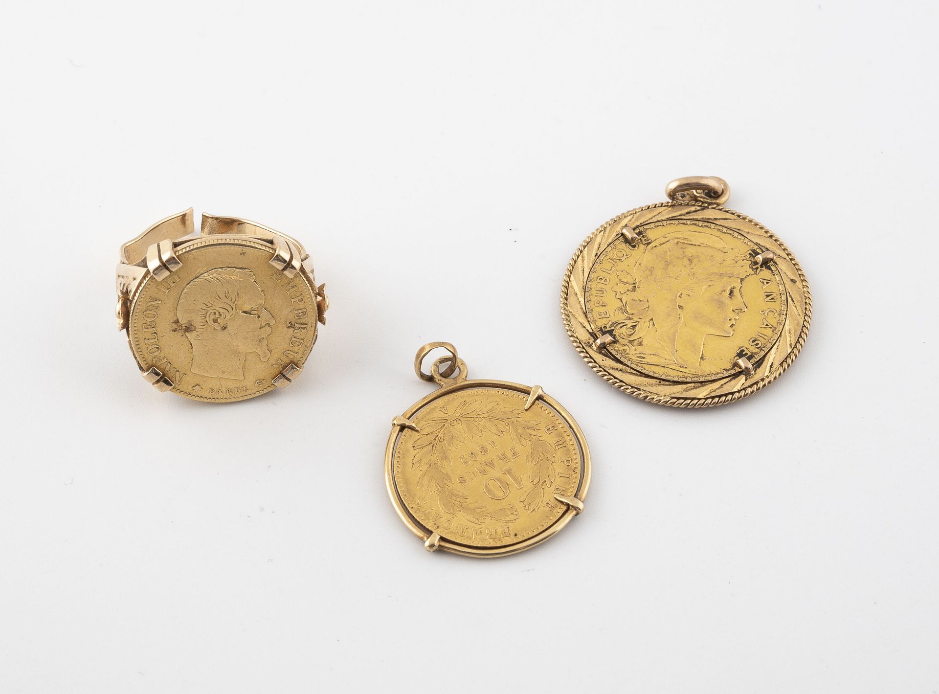 France - 10法郎金币，拿破仑三世，1867年巴黎，安装在吊坠上。

重量：3.9克。

- 20法郎金币，1913年。

重量：9克。 

- 10法&hellip;