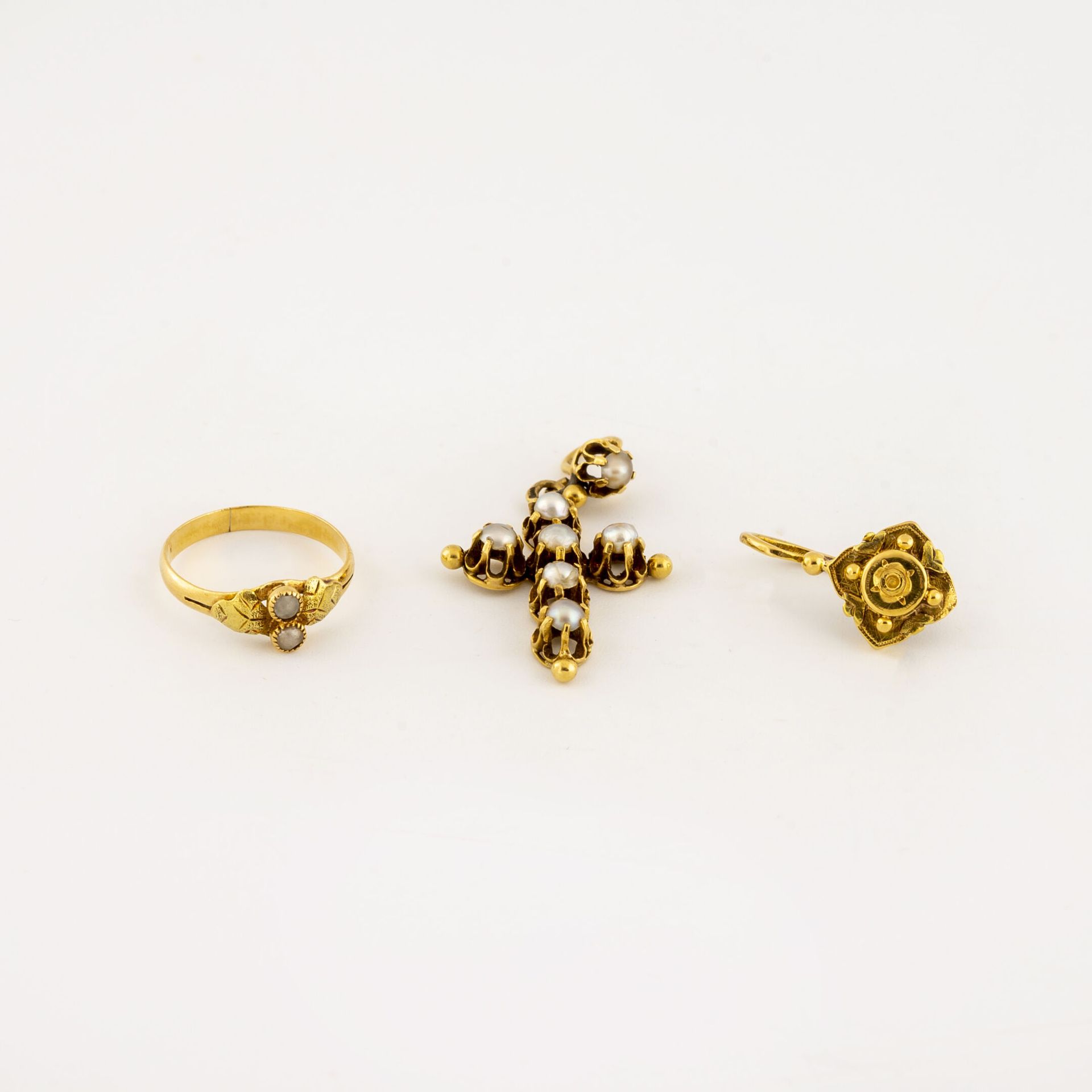 Null 黃金(750)拍賣品包括 :

- 一个Dormeuse。

- 一个小戒指和一个带珍珠籽的十字架吊坠。

手指大小：约40。

总毛重：3.3克。