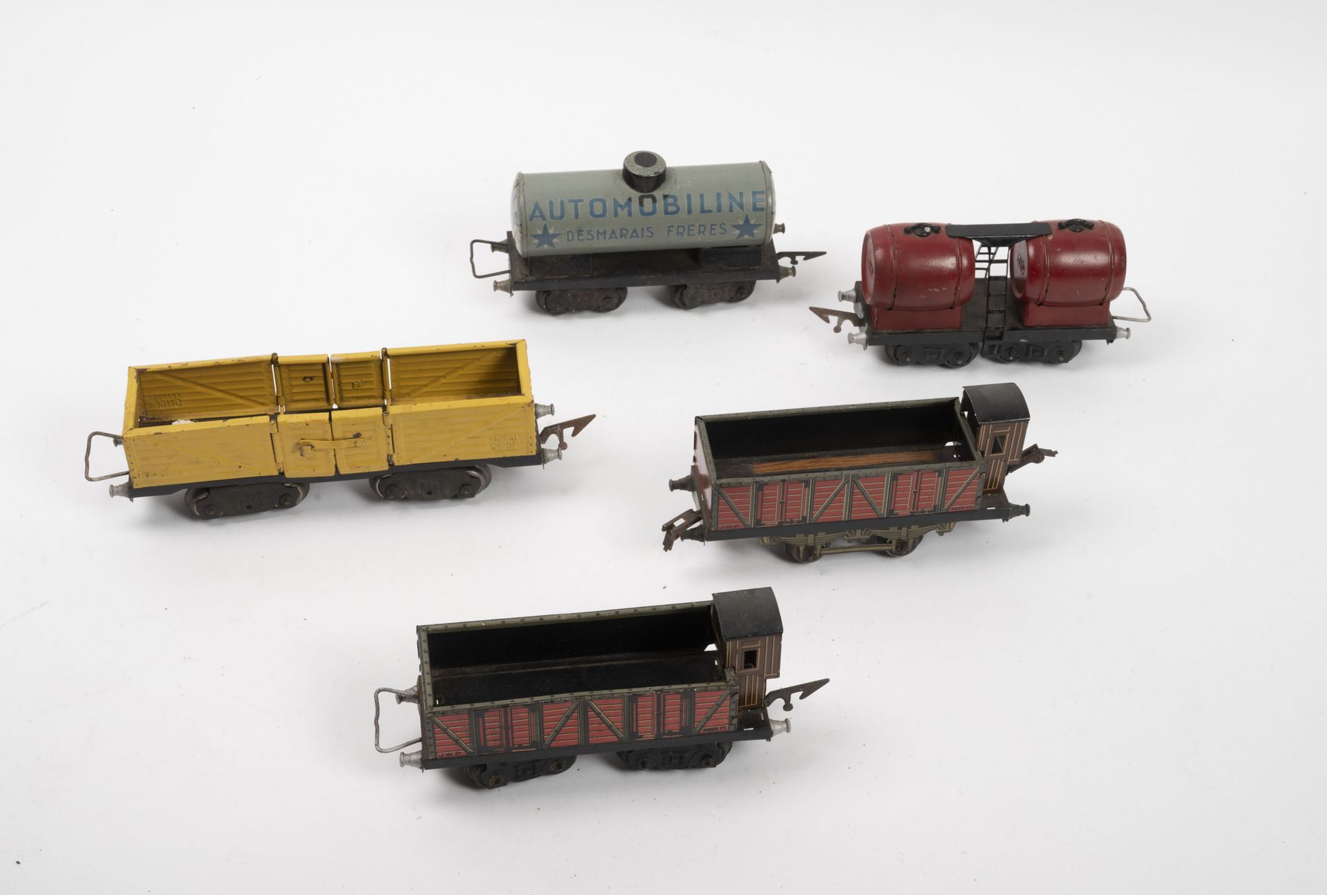 JEP Lot de cinq wagons à marchandises dont Surcarburant Azur.

En tôle lithograp&hellip;