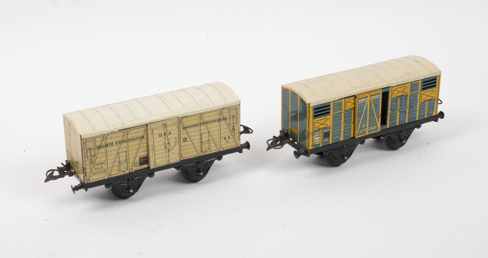 HORNBY Lot of two wagons, one for cattle and the other refrigerated.

In lithogr&hellip;