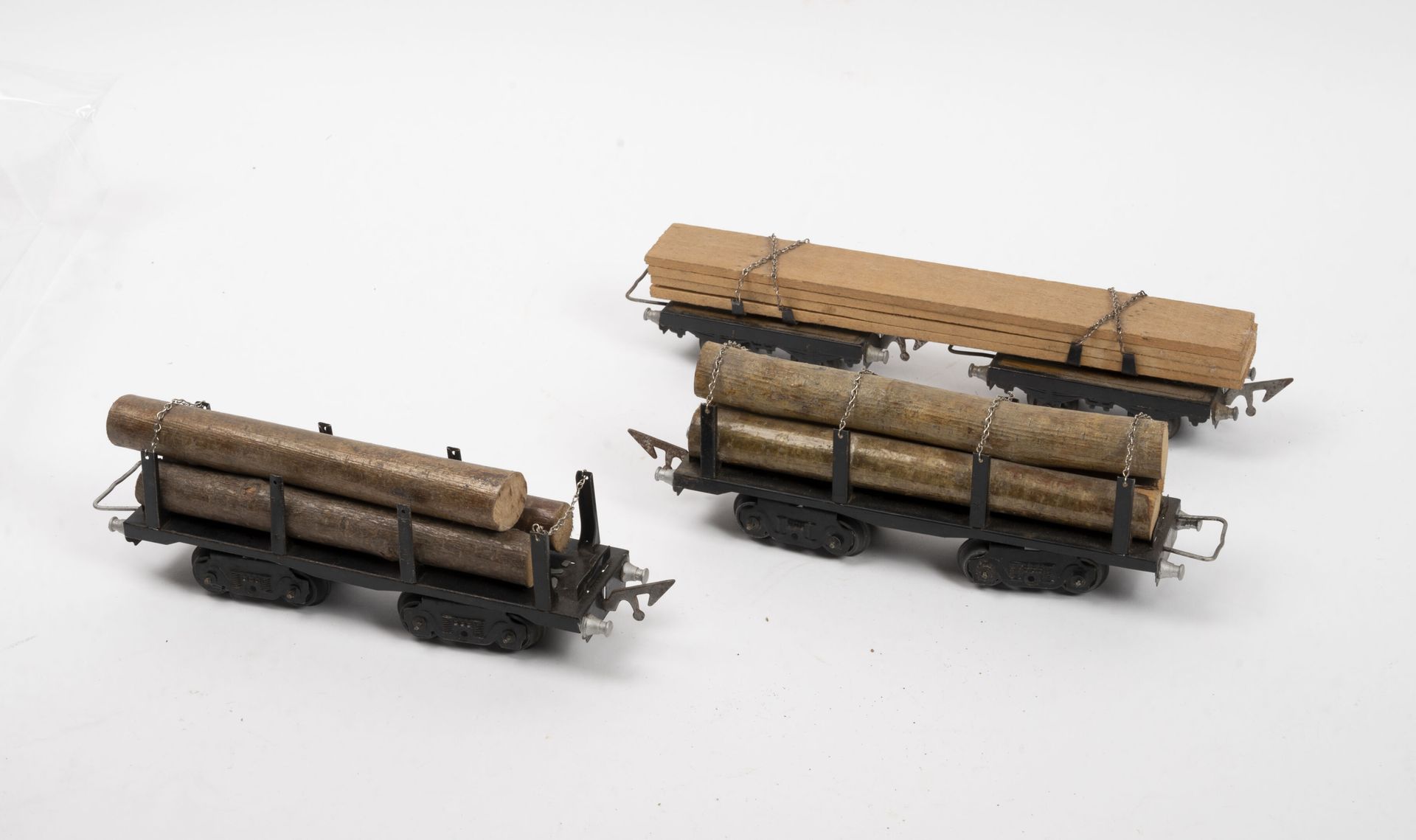 JEP Lot of four freight cars (wood).

Painted sheet metal.

O gauge.

Scratches &hellip;