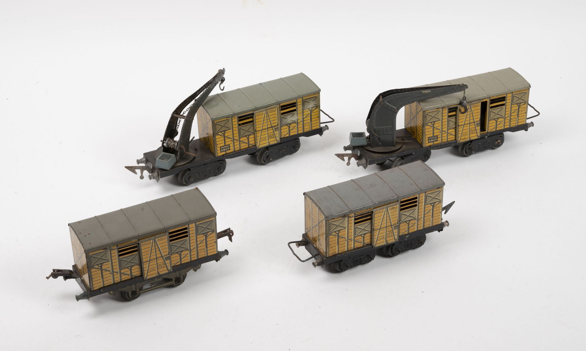 JEP Lot of four cattle cars, two with cranes.

In lithographed sheet metal. Prev&hellip;