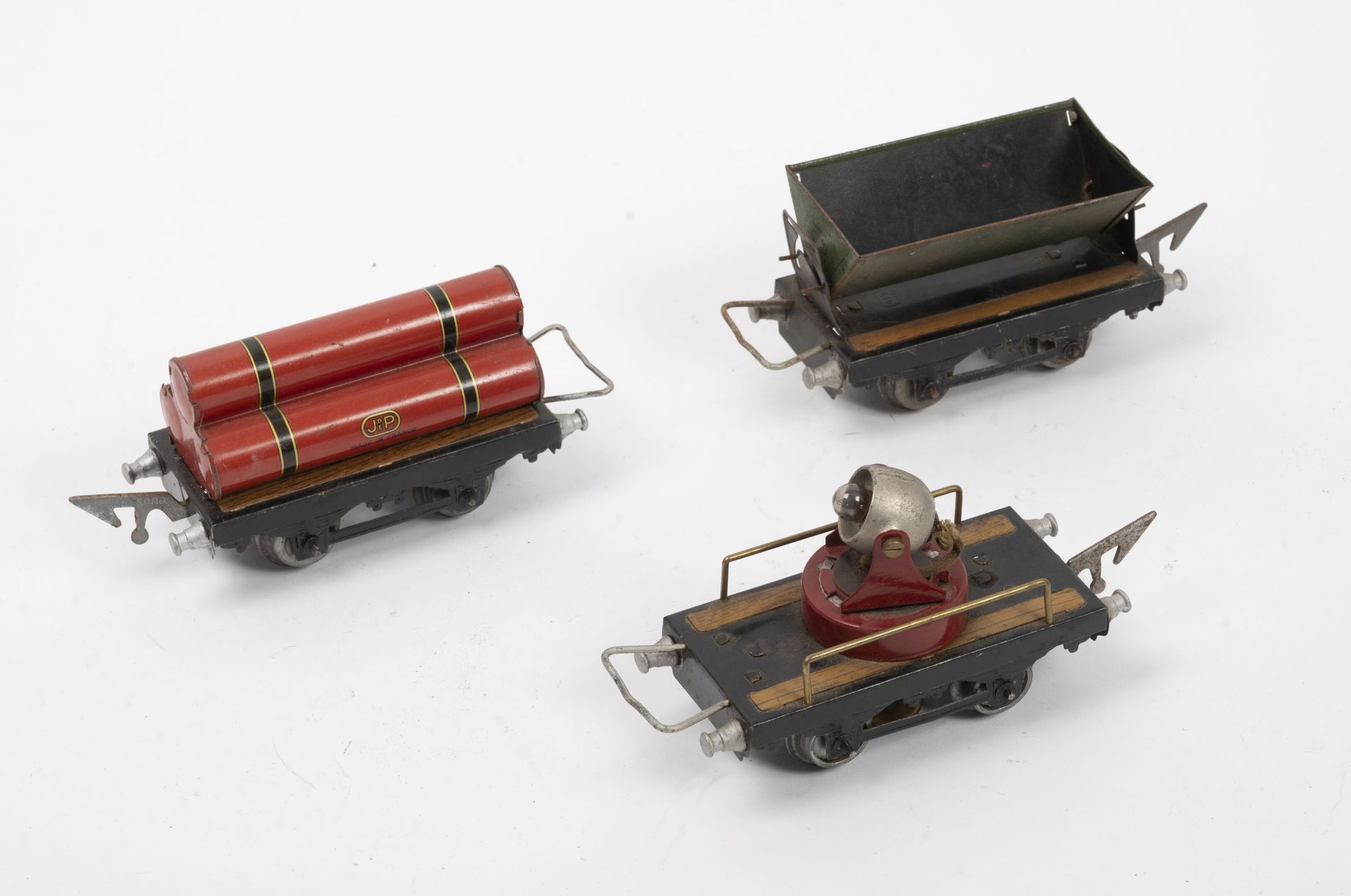 JEP Lot of three freight cars.

In lithographed sheet metal.

O gauge.

Scratche&hellip;