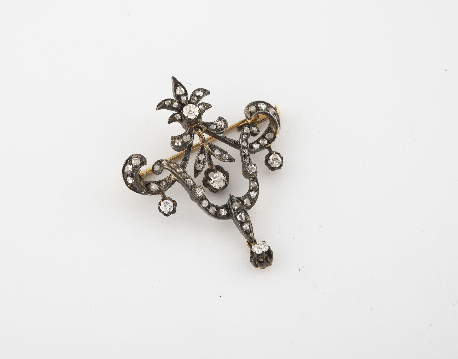 Null Broche en argent (min. 800) et or jaune (750) à motifs d'enroulements, enti&hellip;