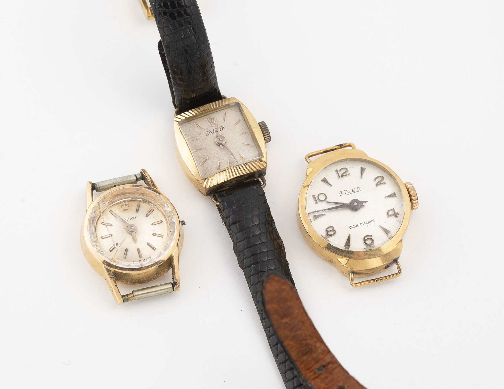 ELVES, TISSOT ou JIVAJA 一套三只女式腕表。

黄金表壳（750）。

两个不带手镯。

总毛重：23.2克。

因使用而产生的划痕；玻璃&hellip;