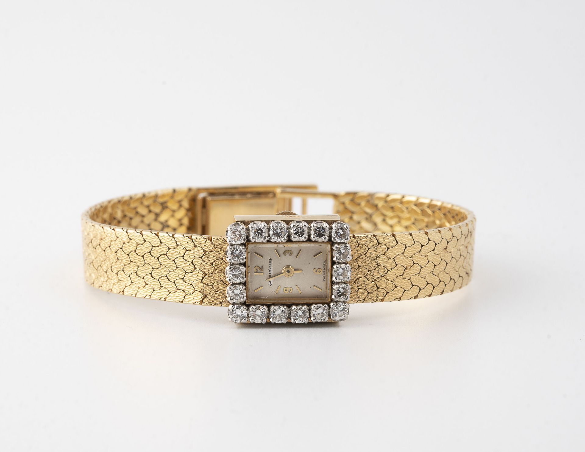 JAEGER LECOULTRE 黄金女士腕表（750）。

方形表壳，表圈以爪式镶嵌的小型明亮式切割钻石。

银色背景的表盘，签名，金质指挥棒式时标和应用金质&hellip;