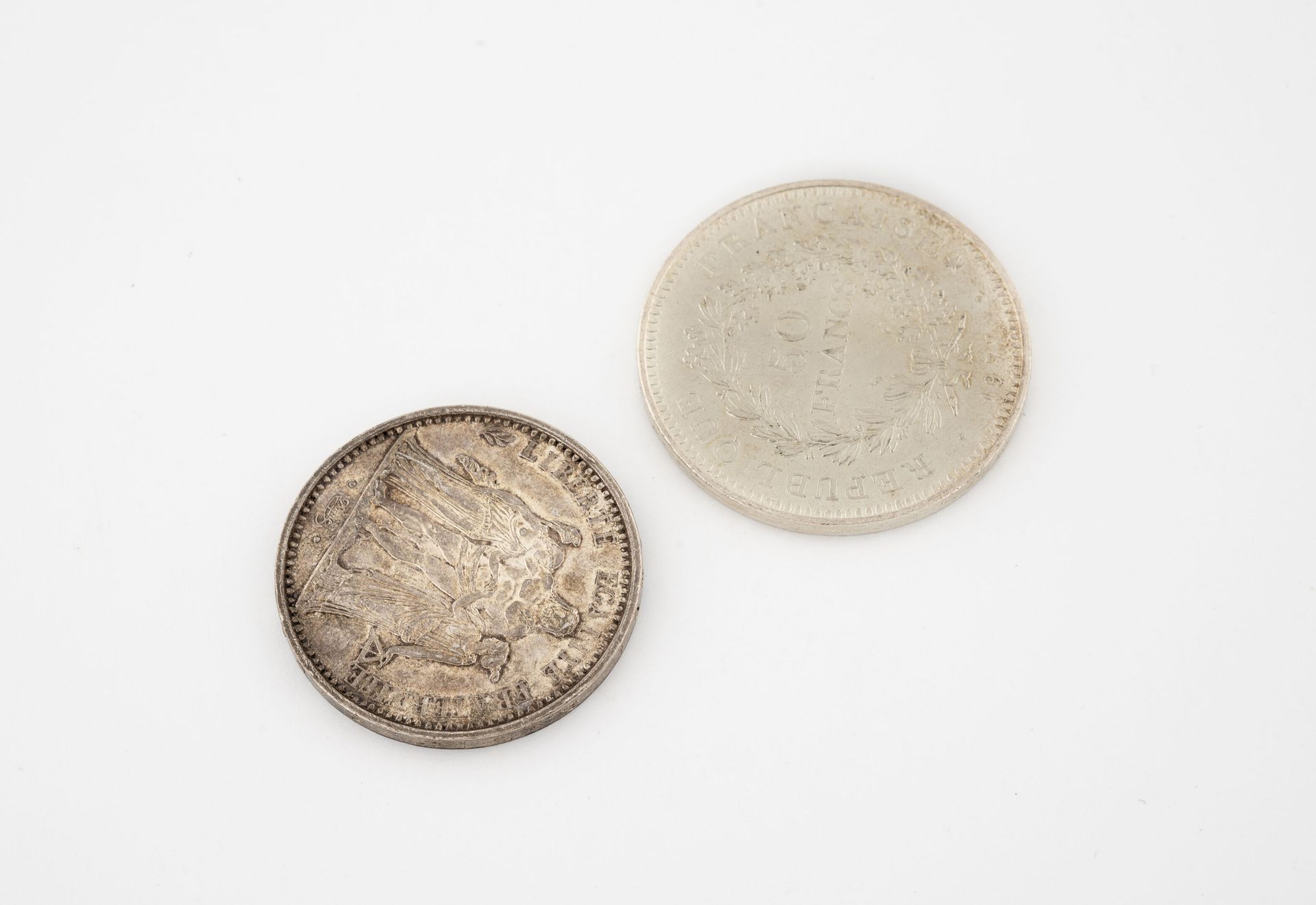 France 一批银币包括:

- 50法郎类型的赫拉克勒斯主持自由与平等的会议1977年。

重量：30克。

- 10法郎的海格力斯字体，主持自由与平等的会&hellip;
