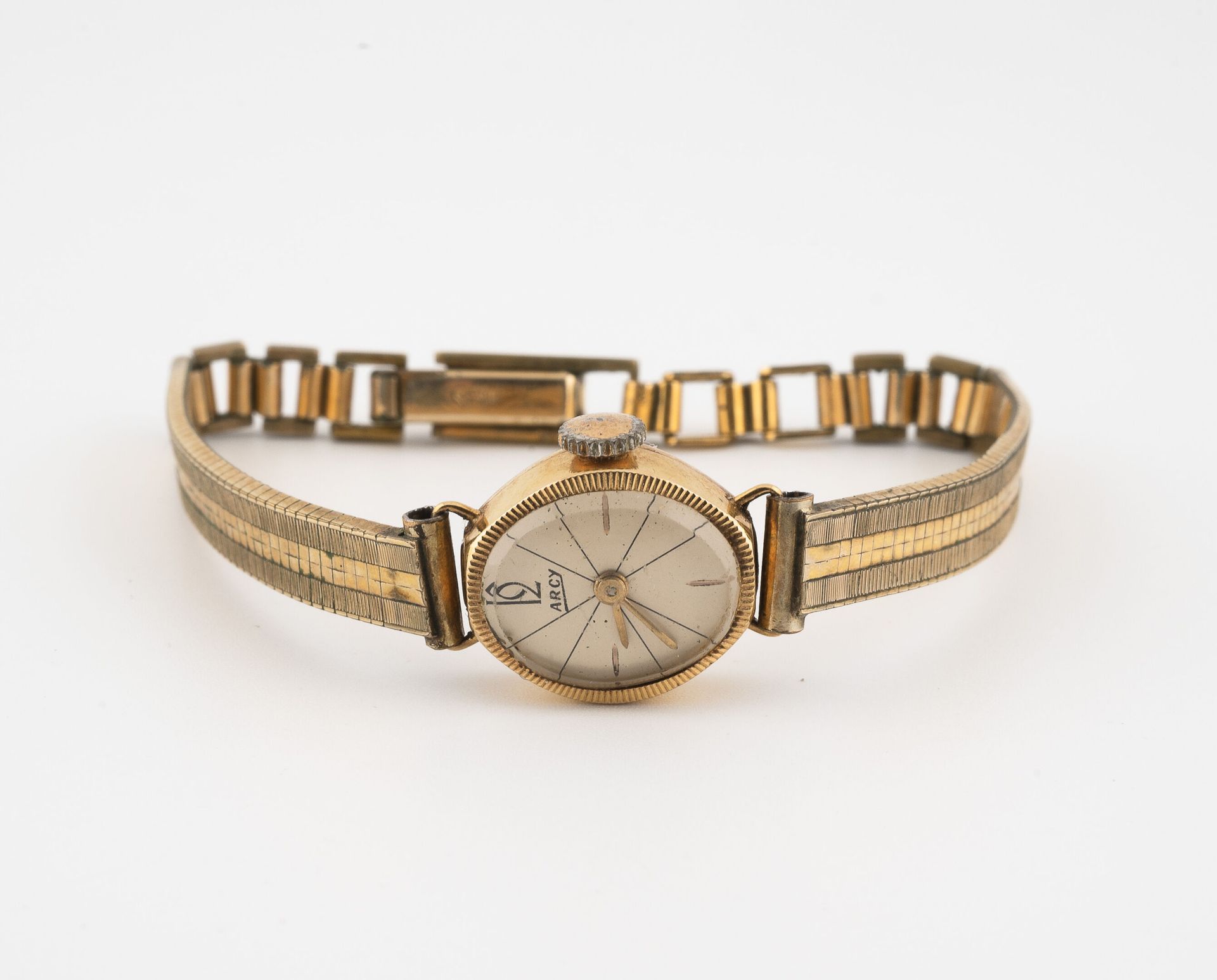 ARCY Montre bracelet de dame.

Boîtier en or jaune (750). 

Cadran à fond crème,&hellip;
