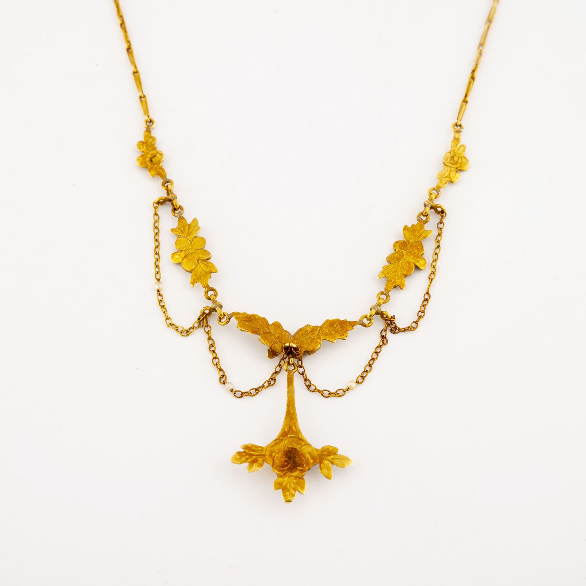 Null 黄金（750）项链，带花式网眼，领口有花朵图案，卷边链和白色珍珠种子。

弹簧环扣。

毛重：10.1克。- 长度：38厘米。

氧化，划痕。