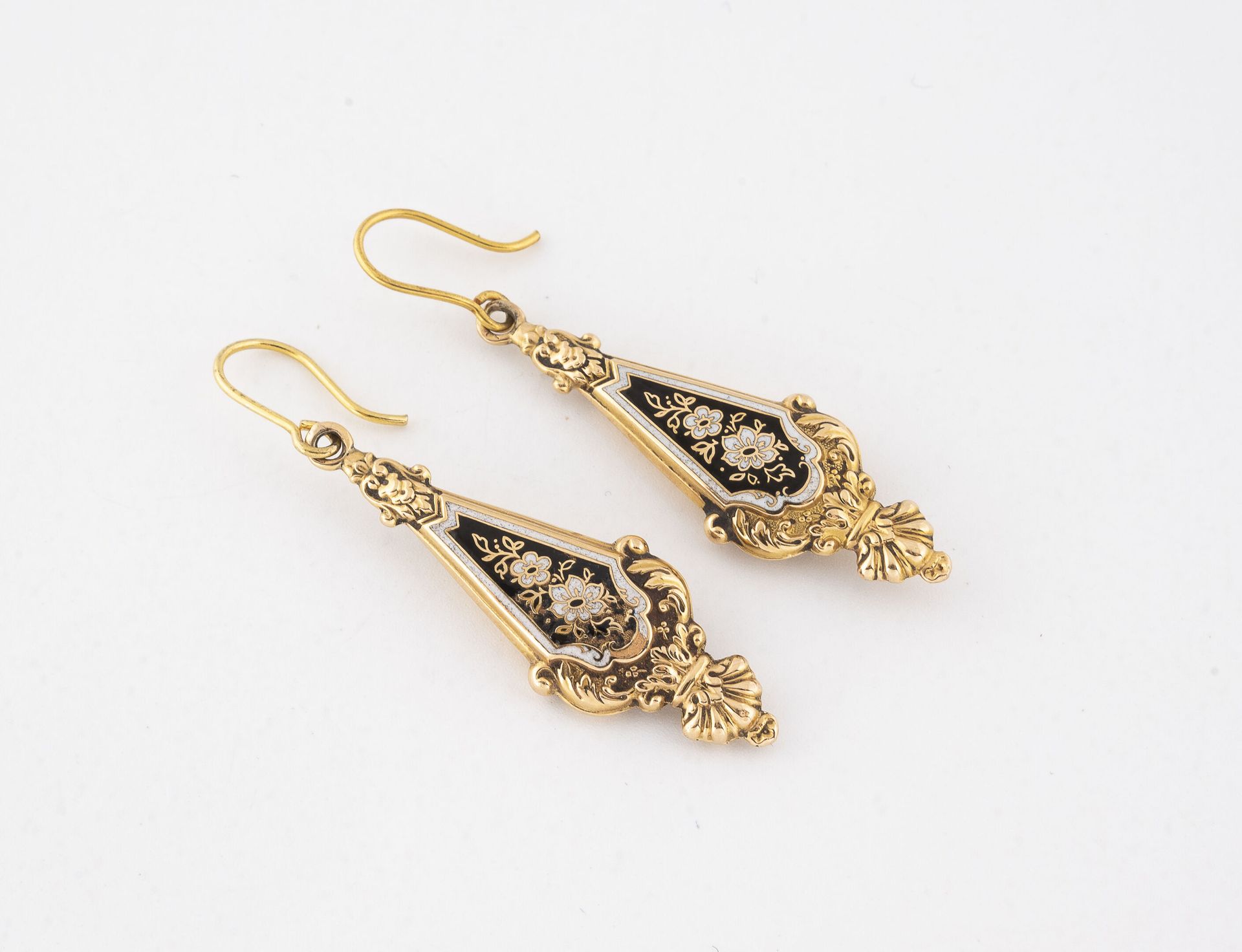 Null Pair of earrings in yellow gold (750) with flowers in white enamel on black&hellip;