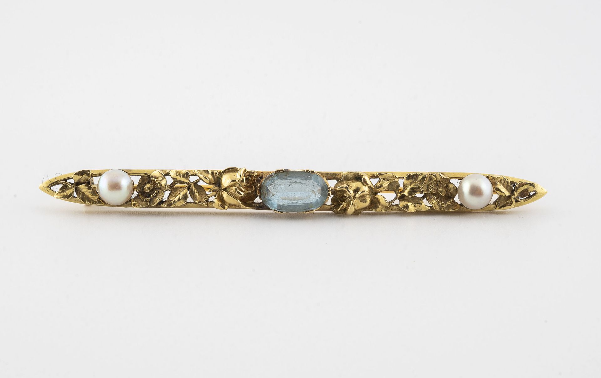 Null 黄金（750）胸针，玫瑰图案，以爪式镶嵌的椭圆形海蓝宝石为中心，以白色马贝珍珠为点缀。

黄K金（750）针。

毛重：16.6克。- 长度：8.5厘&hellip;