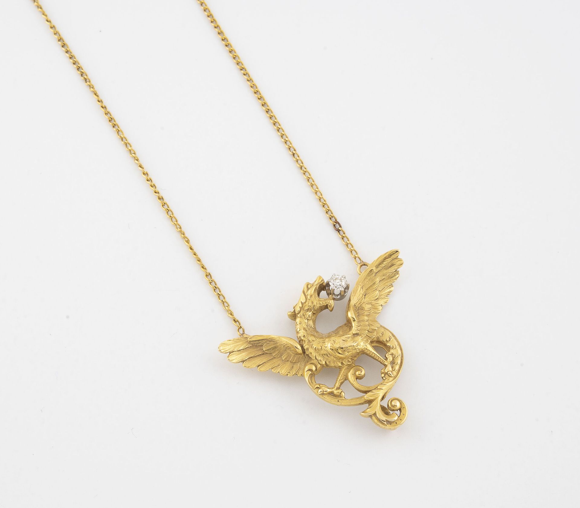 Null Yellow gold (750) necklace with a pendant griffin holding an old cut diamon&hellip;