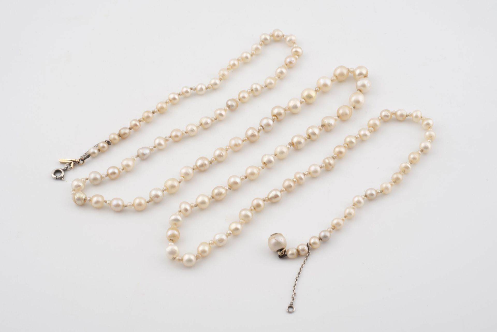 Null 可能是精美的白色奶油珍珠的项链，在秋天，与珍珠种子交替使用。

黄金（750）表扣藏于珍珠中。

毛重：20.1克。- 长度：70厘米。

磨损，对一&hellip;