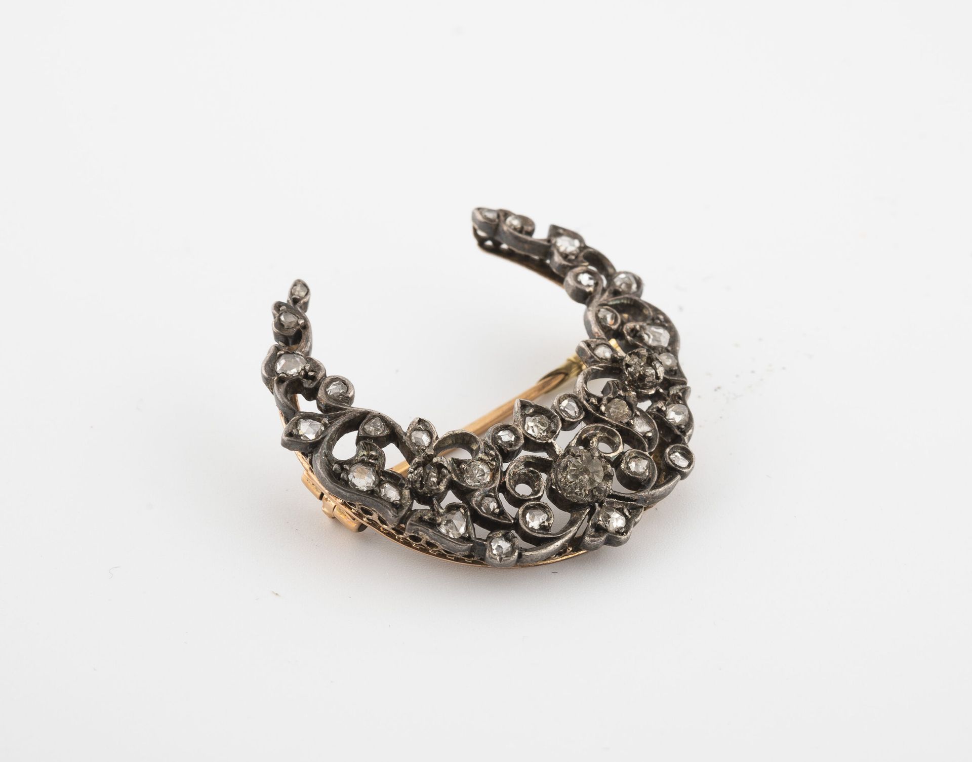 Null Silver (min. 800) and yellow gold (750) crescent moon brooch with openwork &hellip;