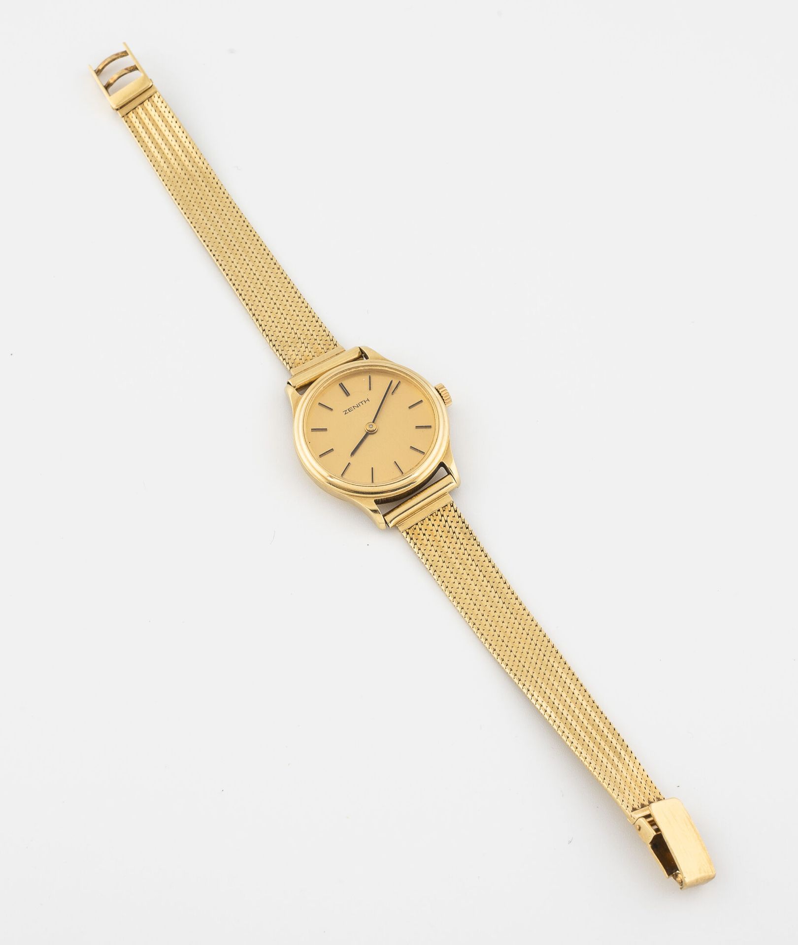 ZENITH Lady's wristwatch in yellow gold (750).

Round case.

Dial with golden ba&hellip;