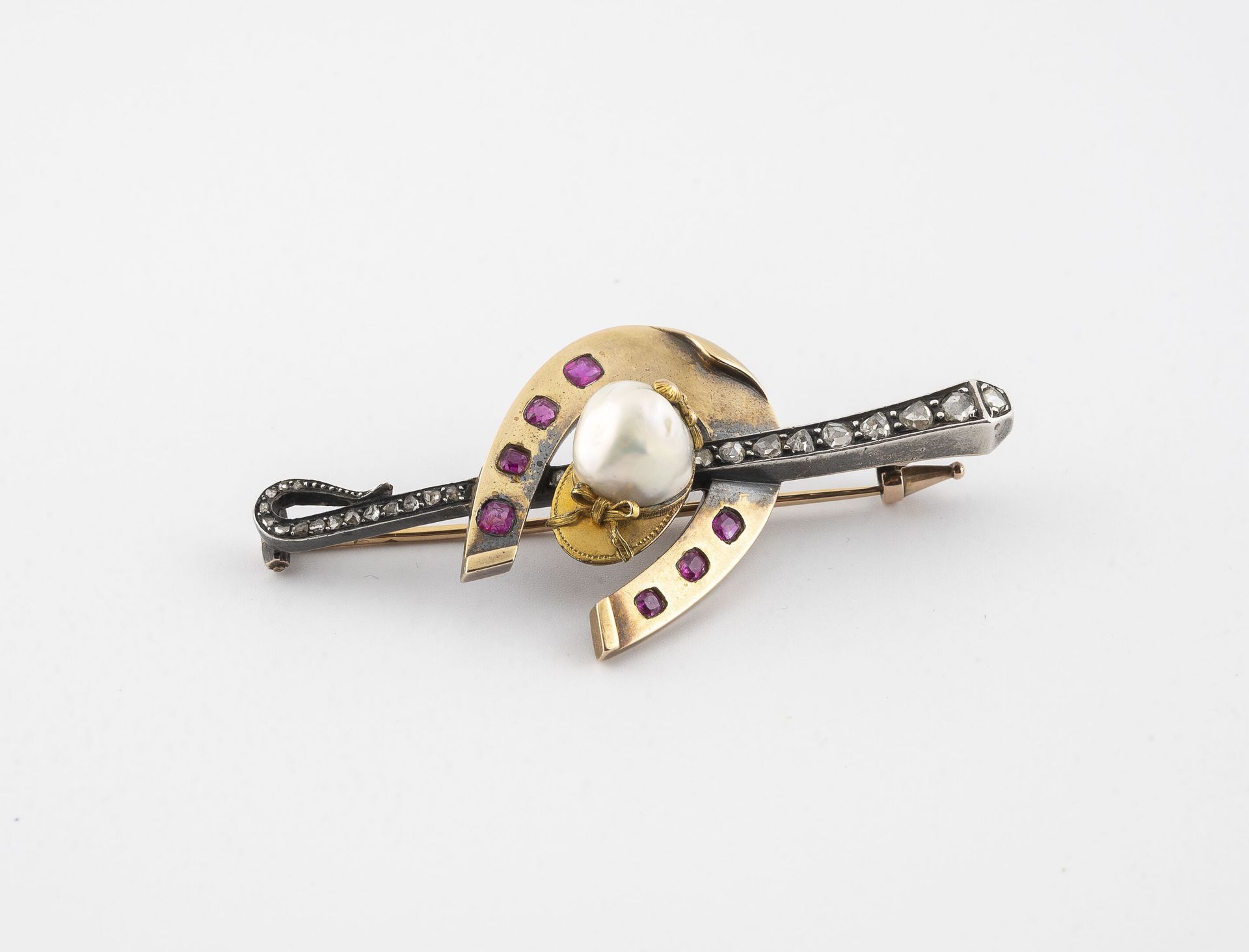 Null Yellow gold (750) and silver (min. 800) barrette brooch in the shape of a n&hellip;