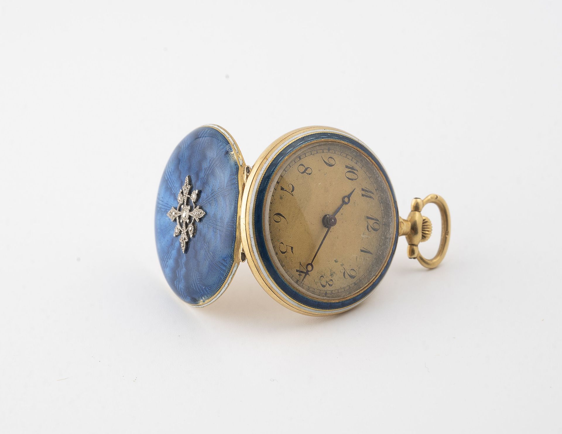 Null Yellow gold collar watch (750).

Blue enamelled back cover on a radiating g&hellip;