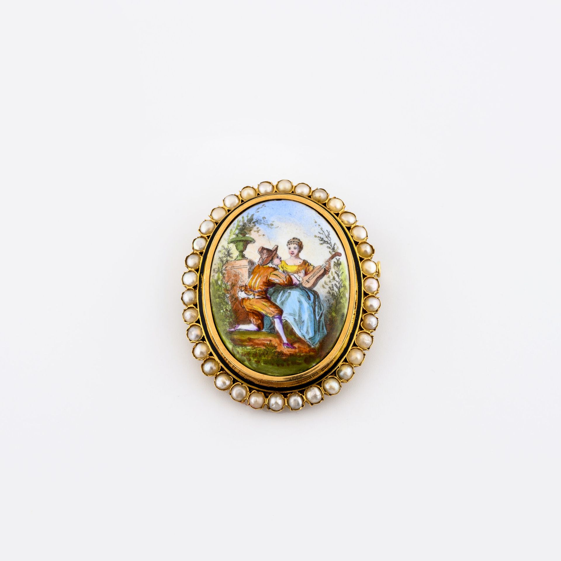Null Yellow gold (750) oval brooch with a polychrome enamelled copper medallion &hellip;