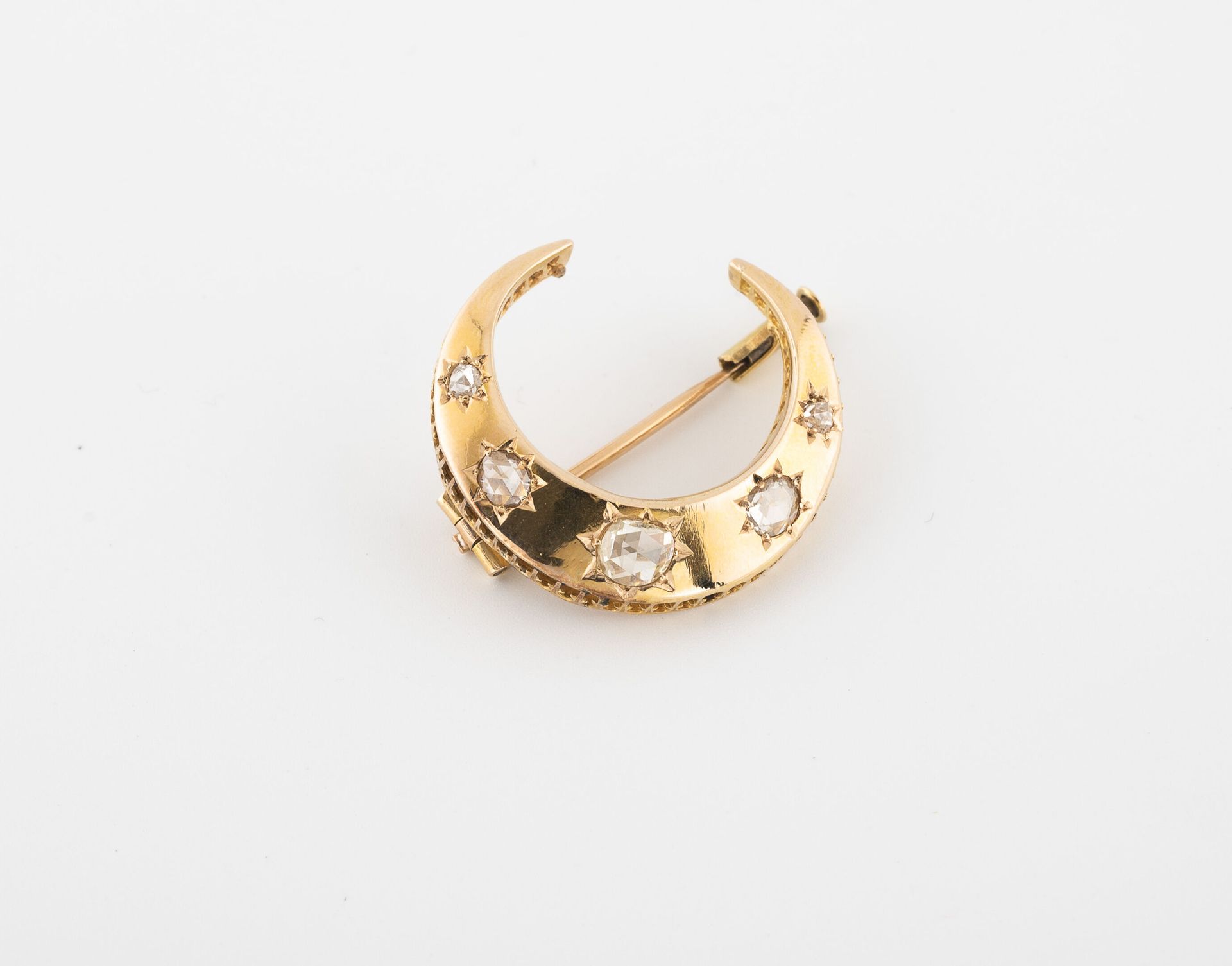 Null Spilla a mezzaluna in oro giallo (750) con diamanti taglio rosa in un'incas&hellip;