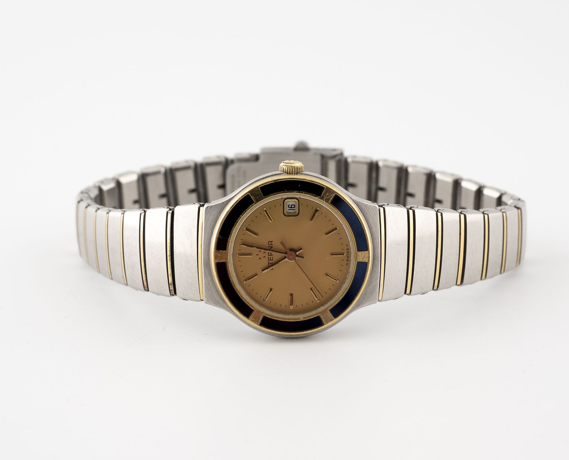 ETERNA, vers 1990 精钢和黄金女士腕表（750）。

圆形的箱子。

表盘有镀金背景，签名，应用金质指挥棒时标。

日期窗口位于3点钟方向。

&hellip;