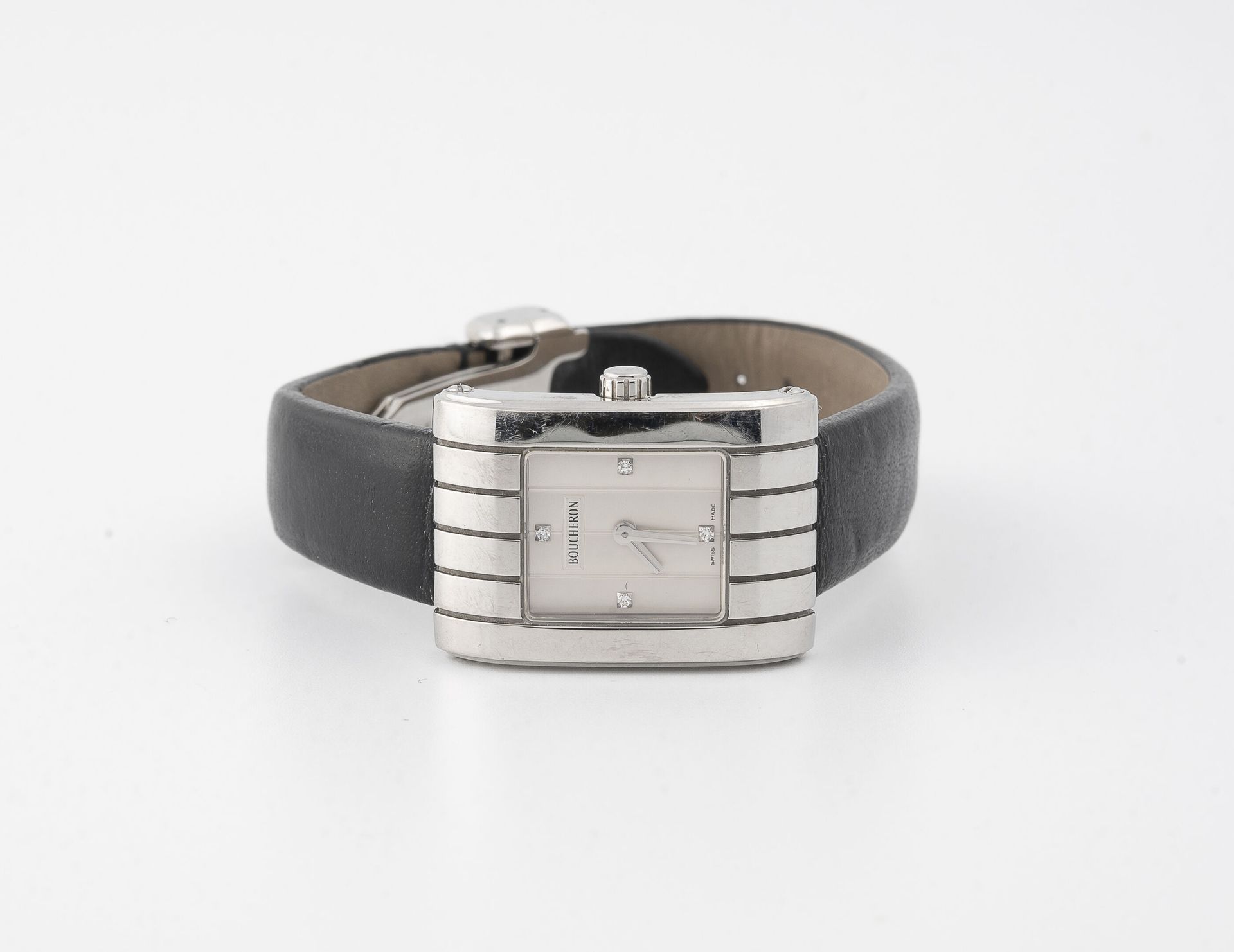 BOUCHERON Armbanduhr für Damen. 

Rechteckiges, gerilltes Gehäuse aus Stahl. 

Z&hellip;