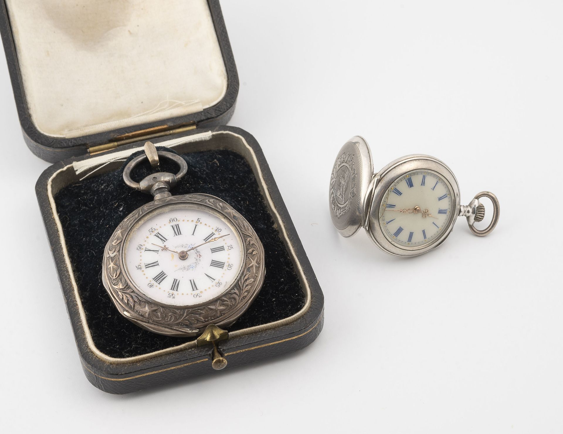 Null Taschenuhr aus Silber (min. 800).

Hinterer Deckel mit einer von Blumenmoti&hellip;