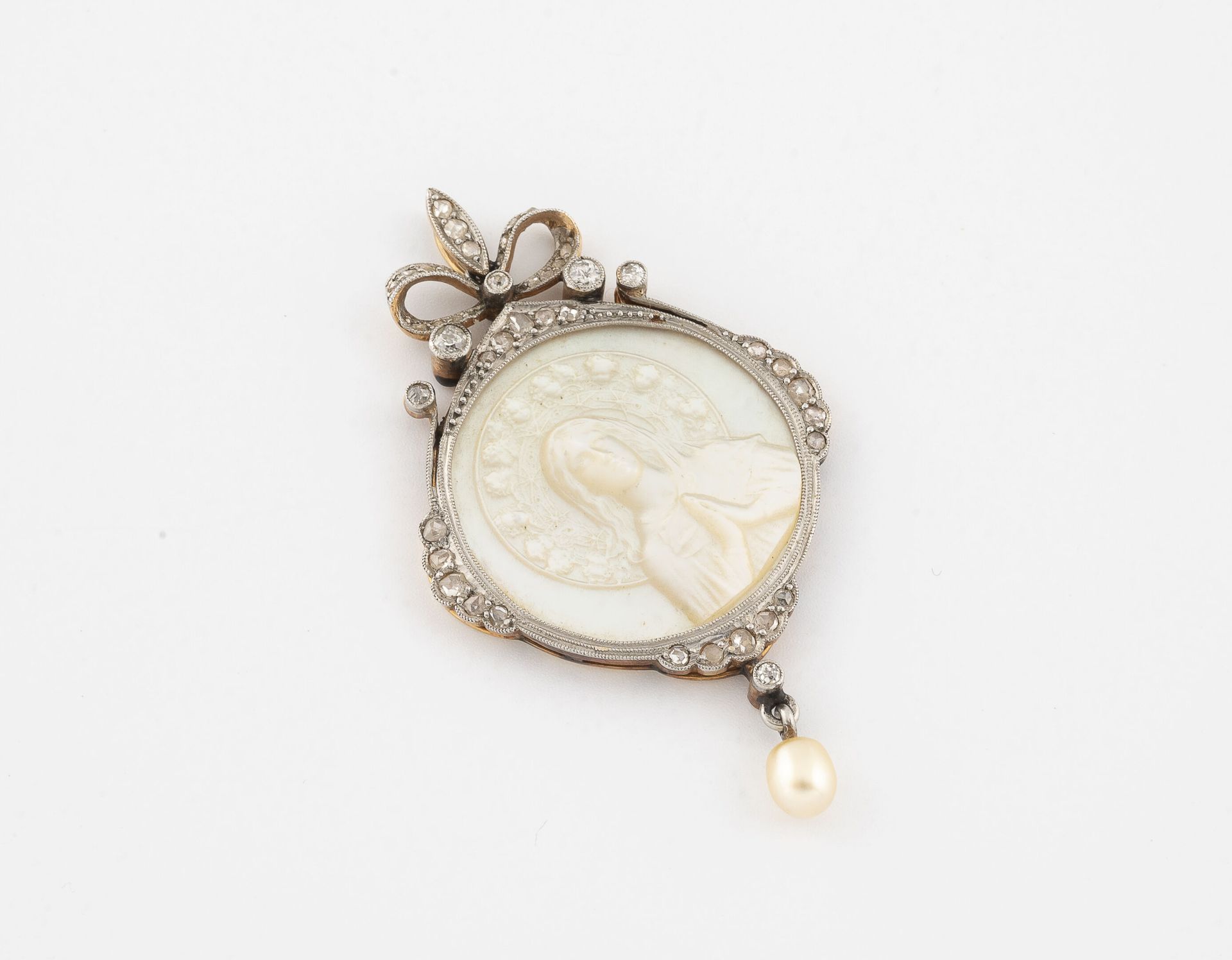 FRANCE, vers 1910-1920 黄金（750）和铂金（850）奖章吊坠，镶有描绘圣母玛利亚的白色珍珠母浮雕，在种子和密镶中镶有玫瑰切割钻石。

扣&hellip;