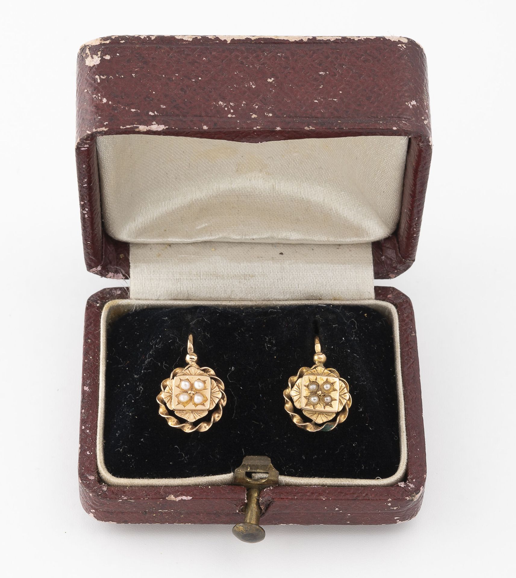 Null Pair of yellow gold (750) sleepers adorned with white mabe pearls forming a&hellip;