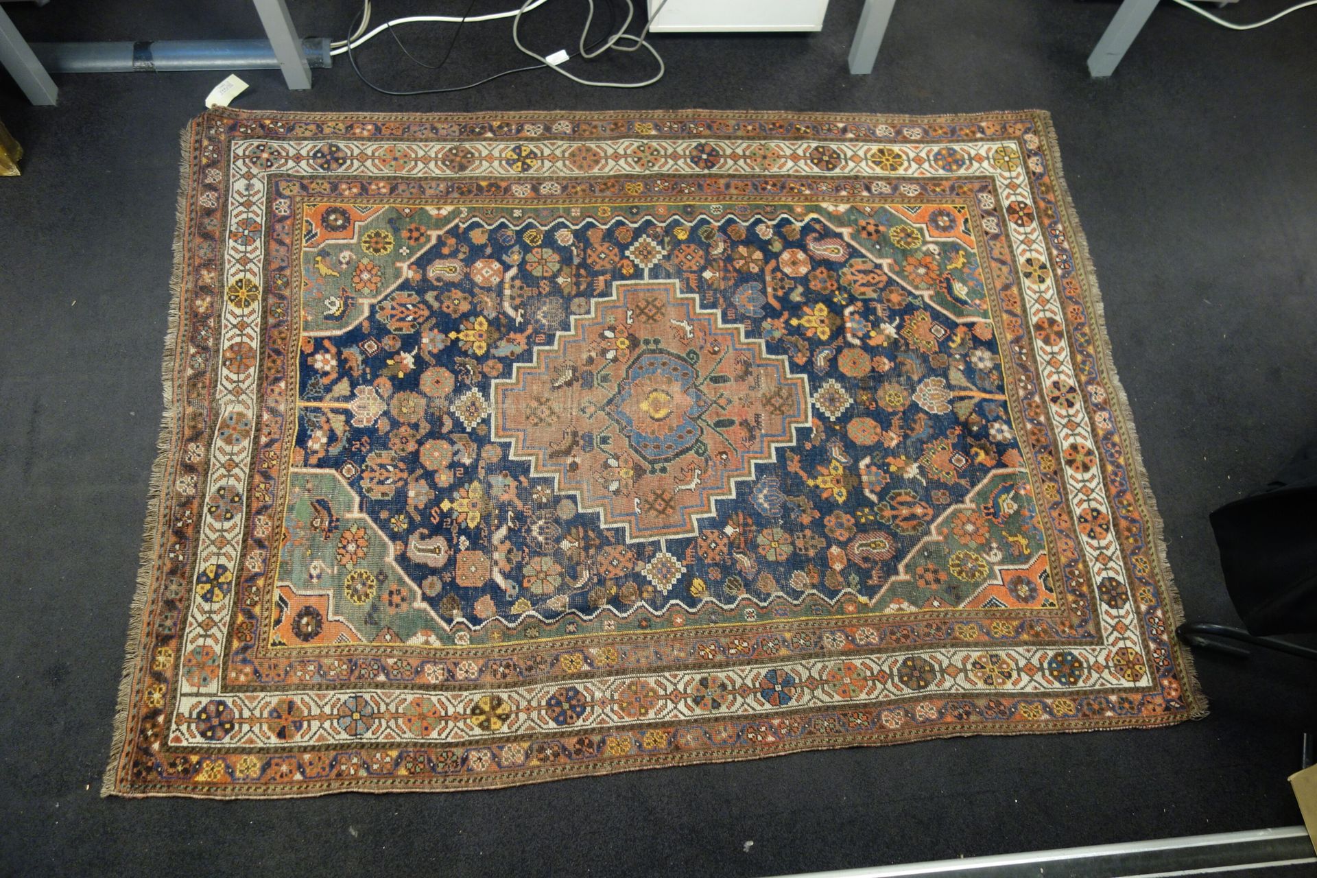 IRAN, première moitié du XXème siècle Tapis en laine à décor d'un losange crénel&hellip;