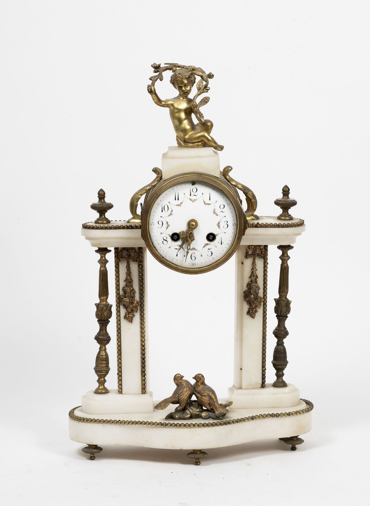 FRANCE, style Louis XVI, début du XXème siècle 一个白色大理石和鎏金铜和黄铜的门廊钟，装饰有葡萄、刺桐和珍珠。

&hellip;