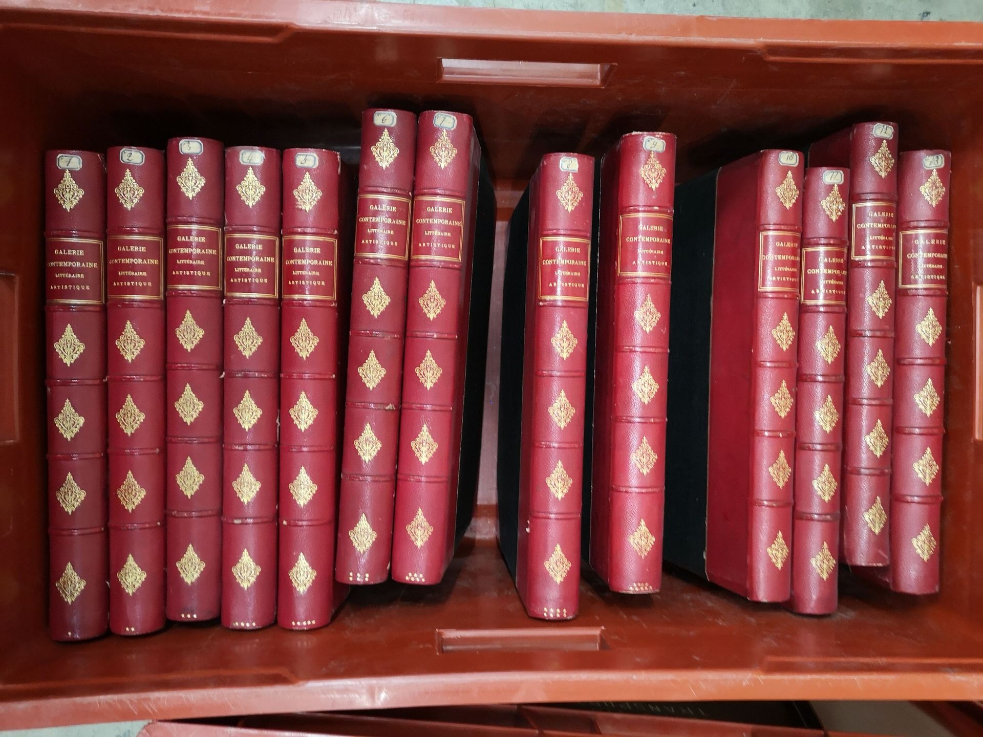 FRANCE, fin du XIXème siècle 3 Kisten mit Büchern, in Halbbänden, einige mit Eck&hellip;