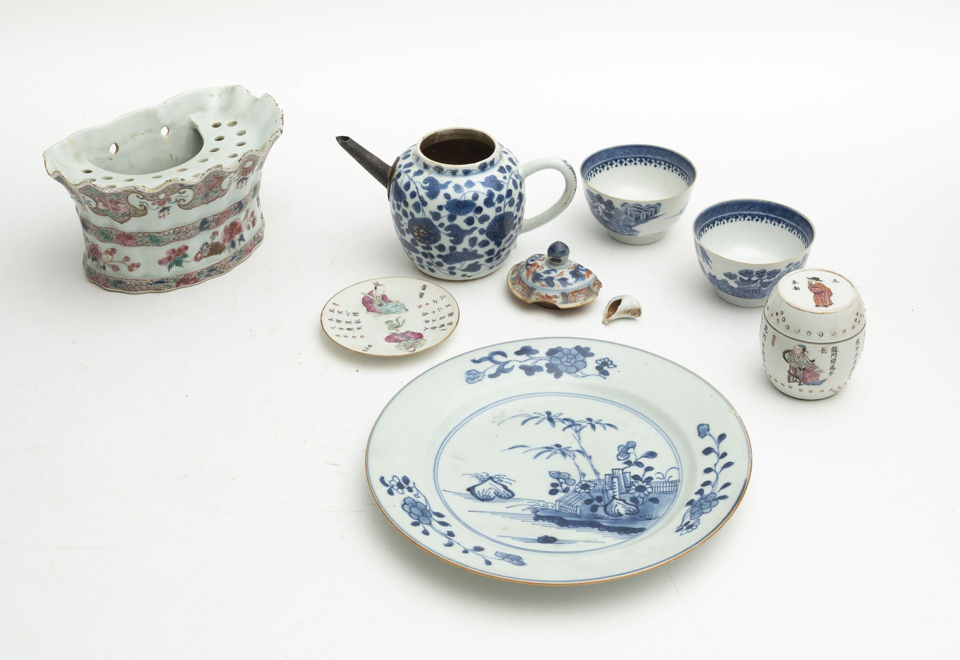 CHINE, XVIIIème-XIXème siècle Lot of 7 porcelain pieces:

- Bouquetière of appli&hellip;