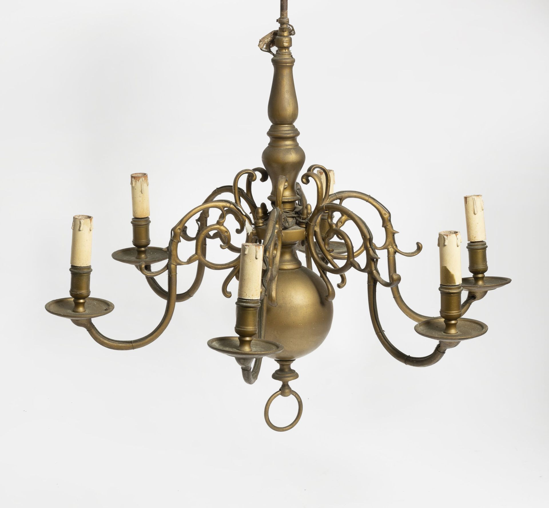 HOLLANDE, XXème siècle 黄铜吊灯，有六个卷曲的臂。

电气化。

H.约58厘米 - 宽度：63厘米。有划痕，有震荡。

ON JOINT&hellip;