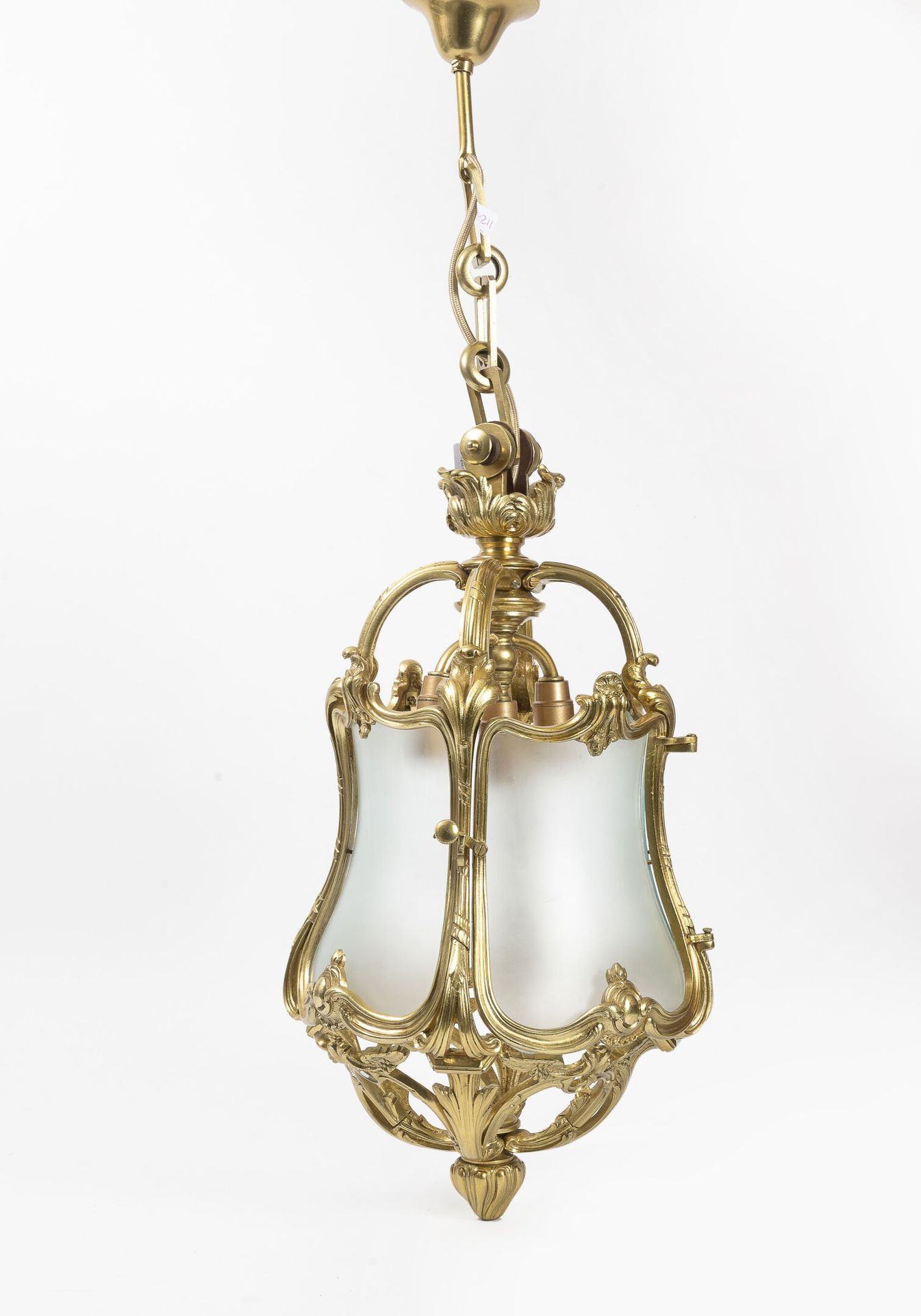 FRANCE, XXème siècle 
鎏金铜灯笼，带有18世纪风格的罗盖尔装饰。




磨砂玻璃。 




H.48厘米。




油漆污渍，磨损。玻&hellip;